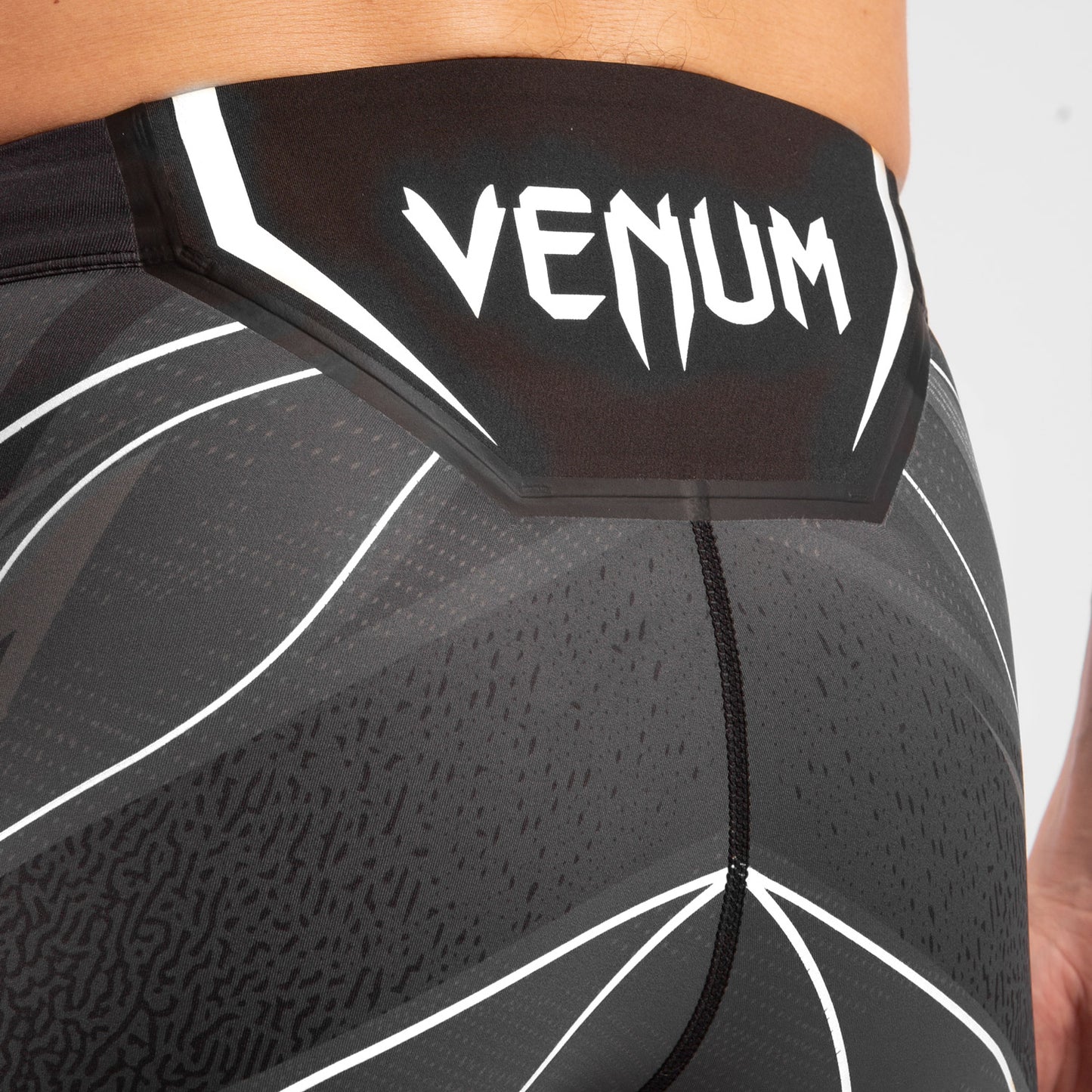 Venum UFC Authentic Fight Night 男士压缩短裤 – 黑色