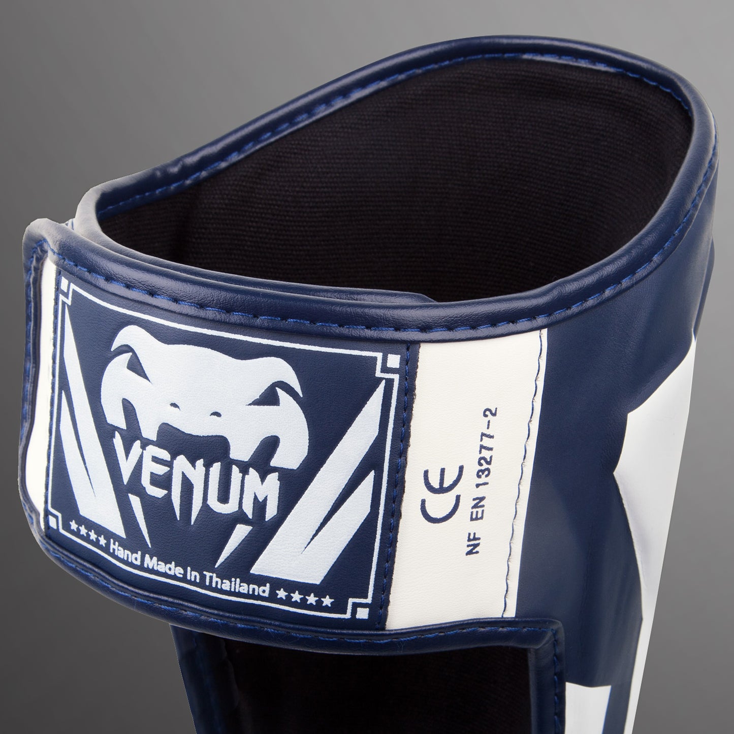 Venum Elite 立式护胫 – 白色/藏青色