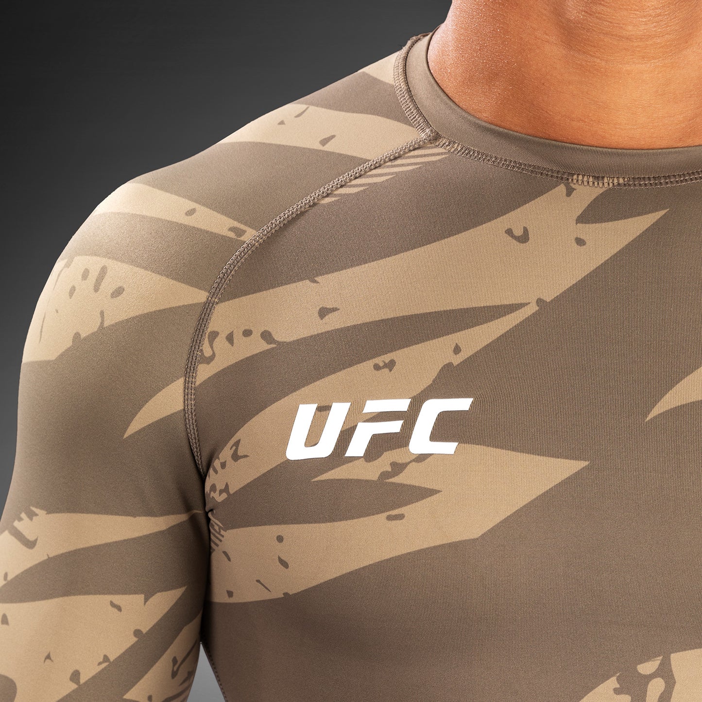 UFC Adrenaline by Venum Fight Week 紧身防磨衣–沙色迷彩