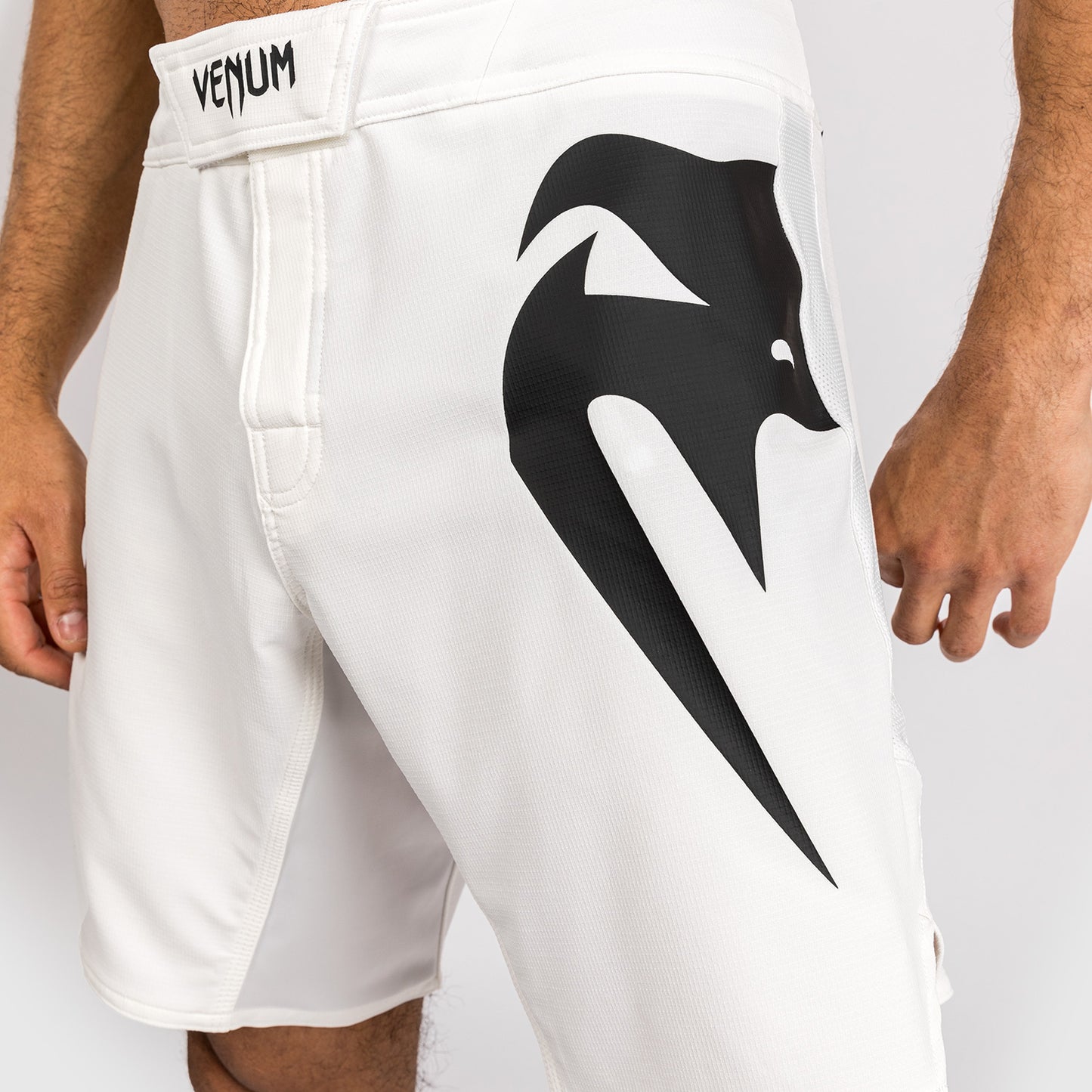 Venum Light 5.0 格斗短裤 – 白色/黑色