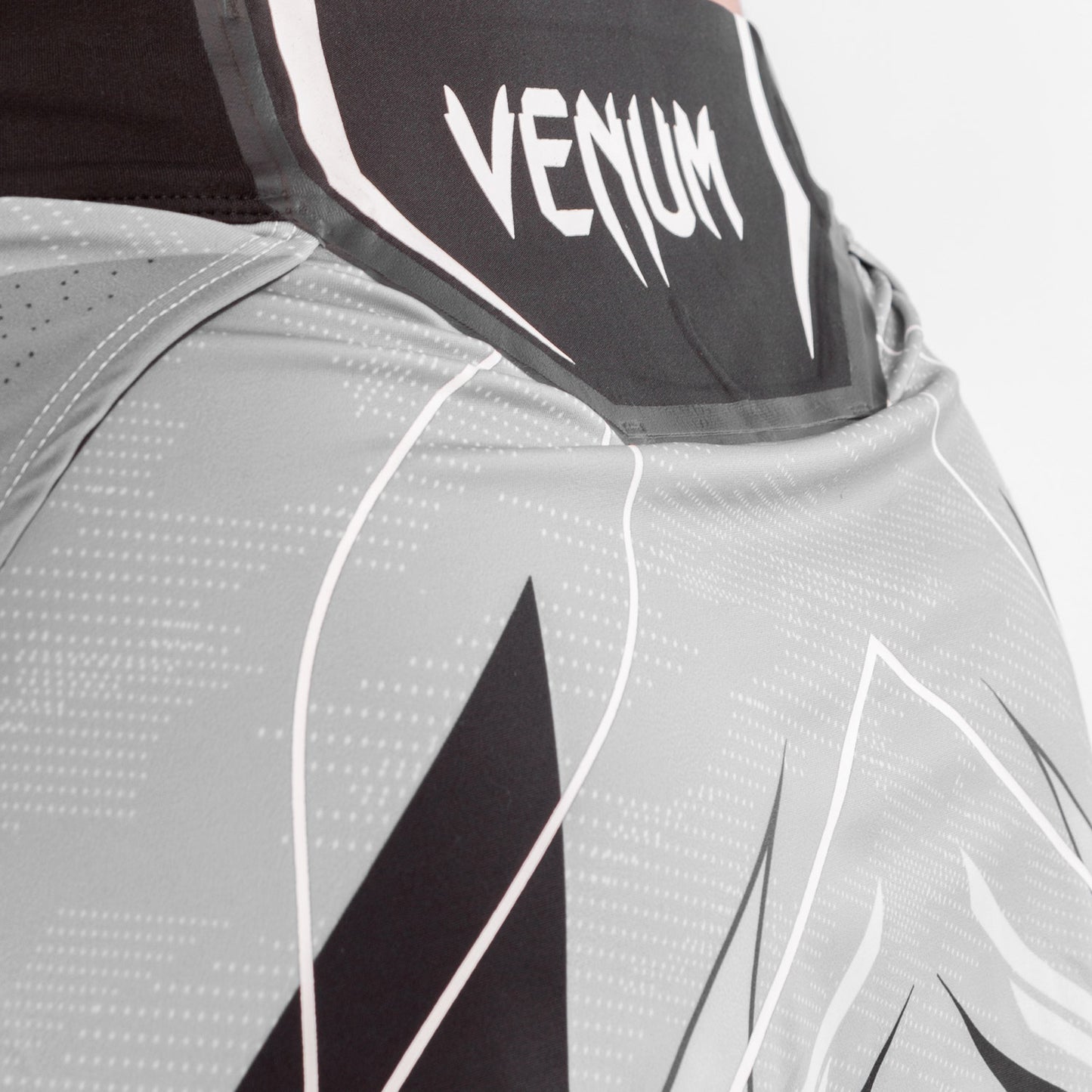 UFC Venum Authentic Fight Night 女士格斗短裙 – 白色