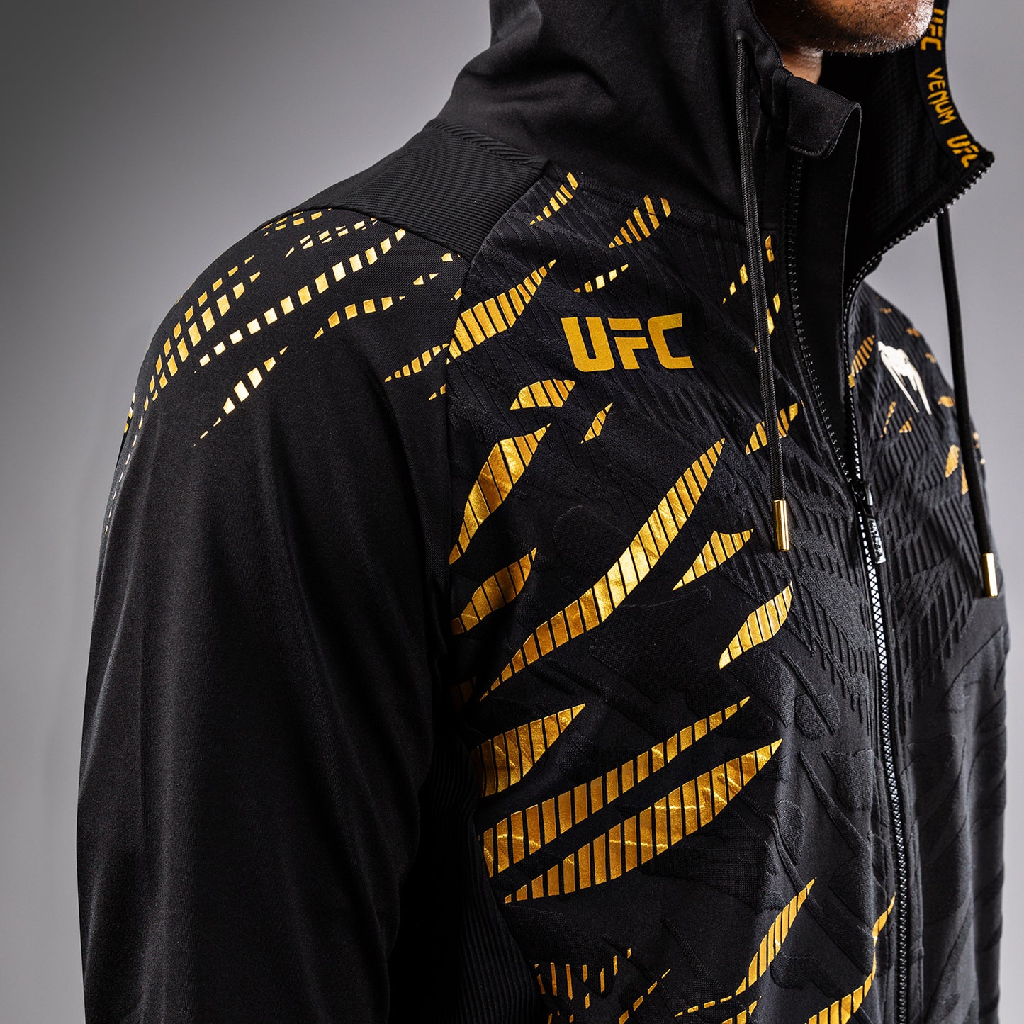 UFC Fusion by Venum Authentic Fight Night 男士款 走场连帽衫 – Champion