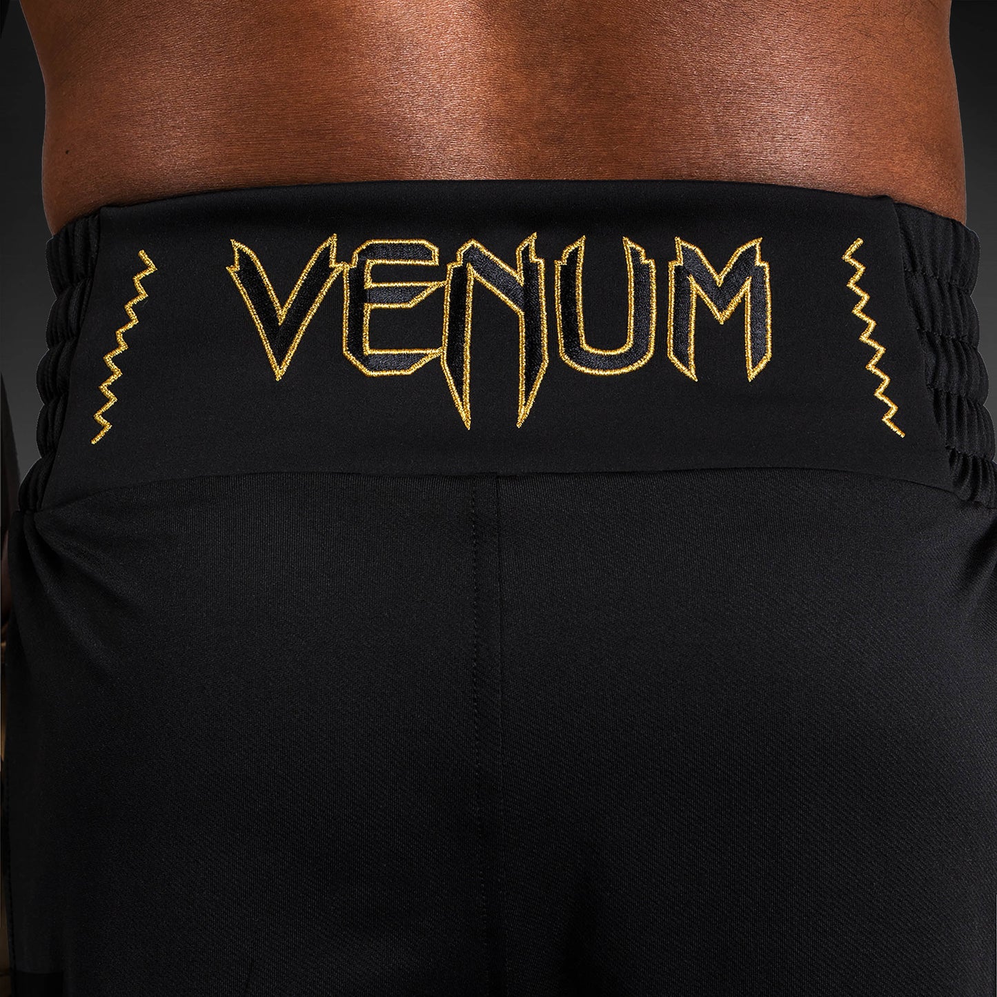 Venum Classic 拳击短裤 – 黑色/金色