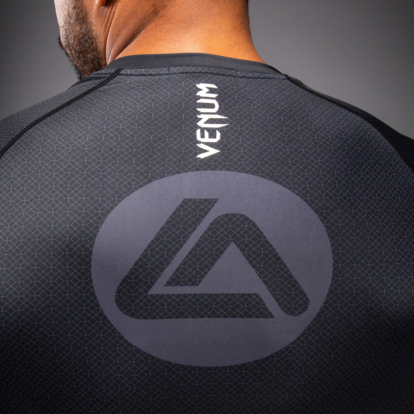 Venum X Roger Gracie Academy 短袖紧身防磨衣 – 黑色