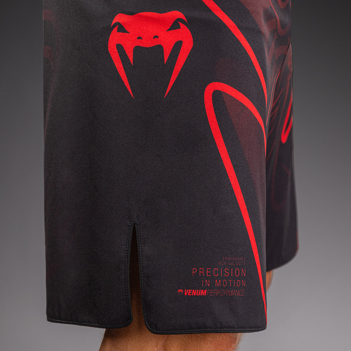 Venum Crimson Viper 2.0 格斗短裤 - 黑色/红色