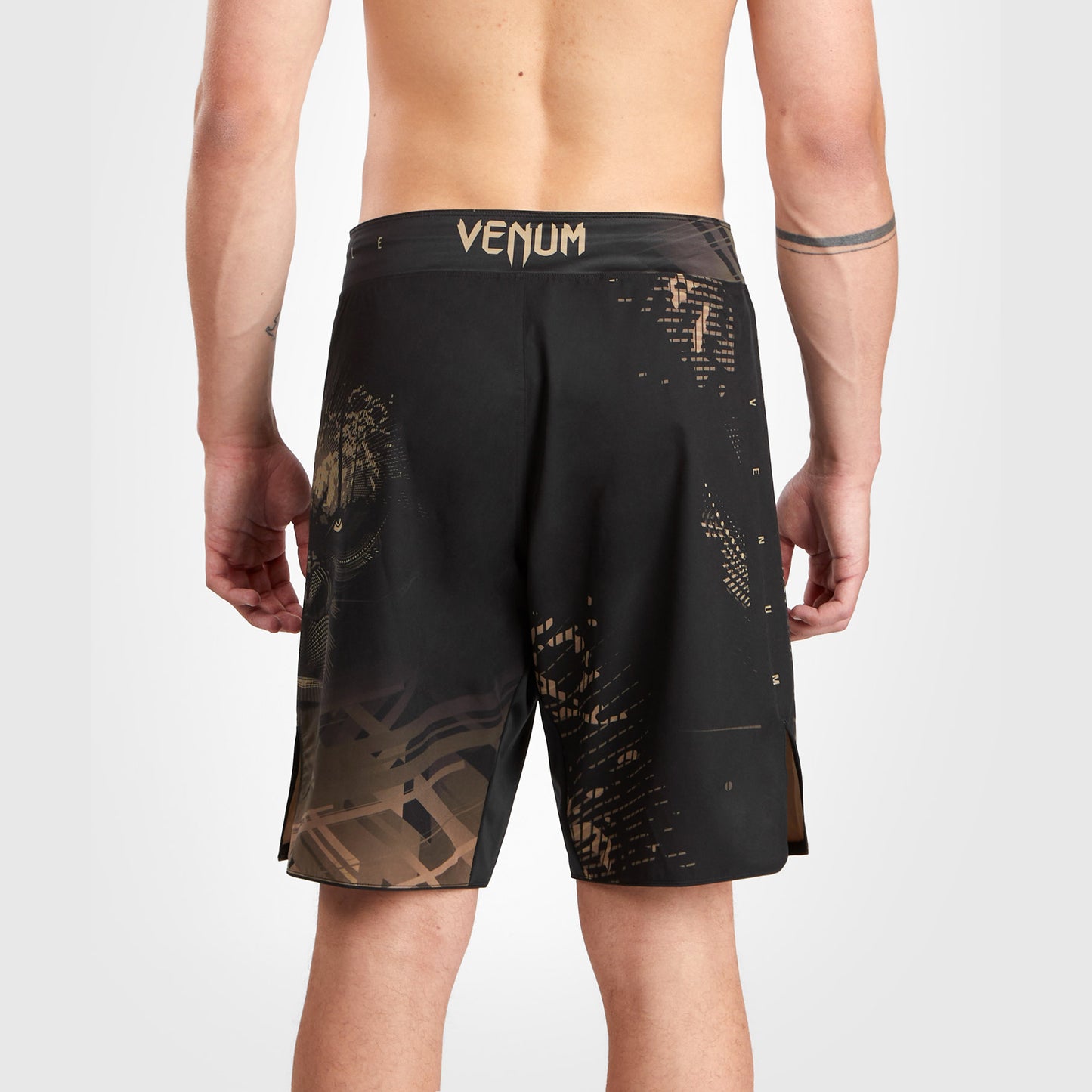 Venum Gorilla Jungle 格斗短裤 – 黑色/沙色