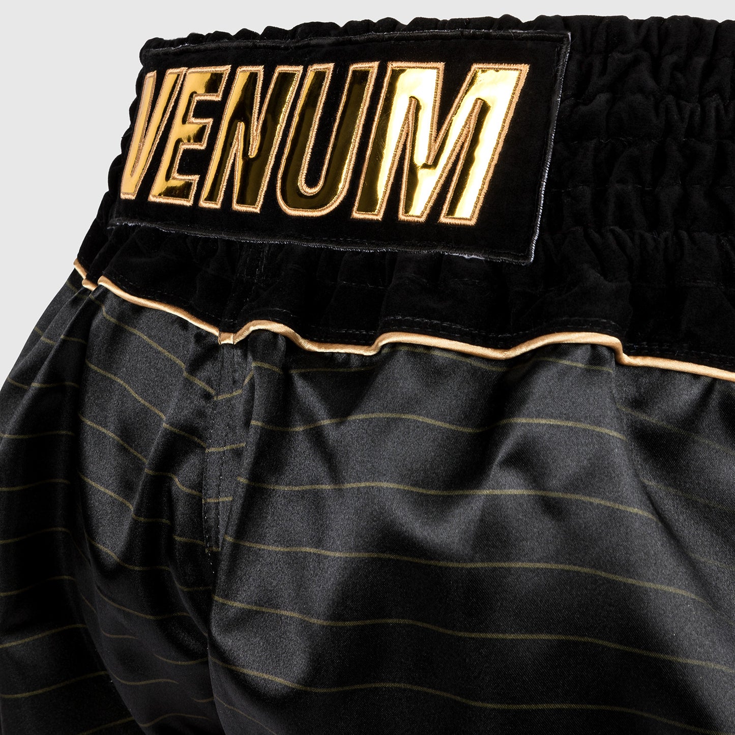 Venum Attack 泰拳短裤 – 黑色/金色