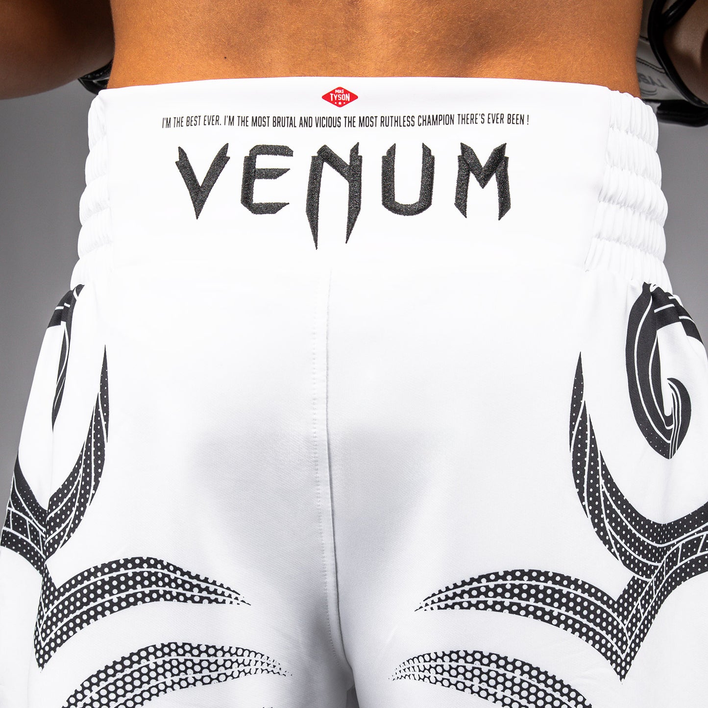 Venum x Mike Tyson: Tiger 拳击短裤 – 光学白色/深黑色
