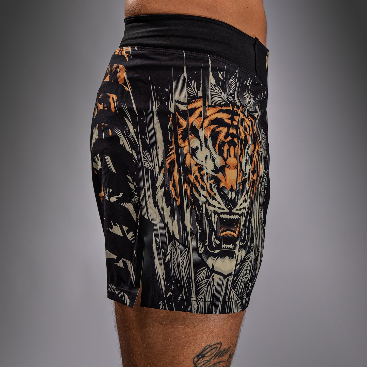 Venum Tiger 男士格斗短裤 – 黑色/荧光橙