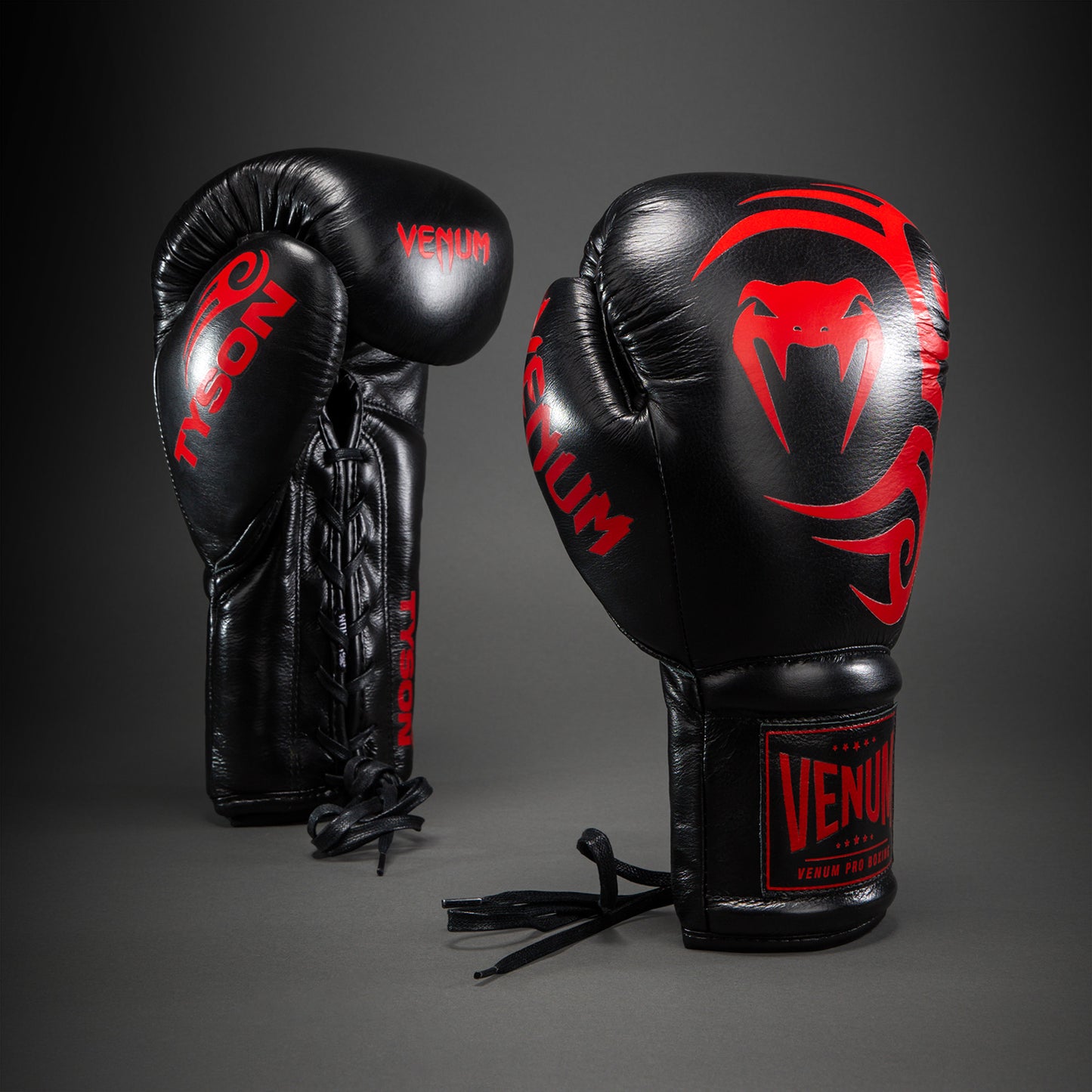 Venum Giant 2.0 Mike Tyson Pro 拳击手套带鞋带 – 黑色/红色