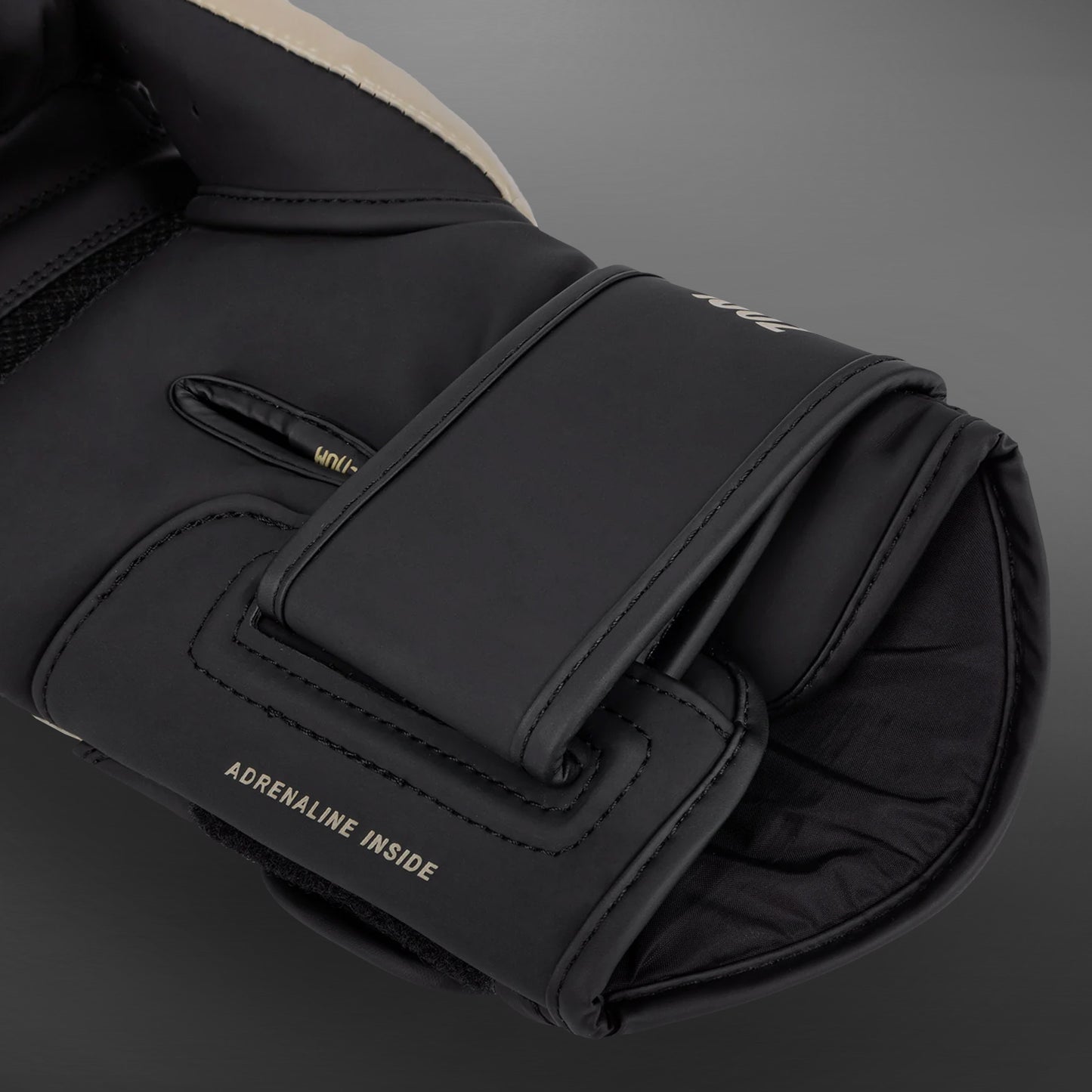 Venum Challenger 4.0 拳击手套 – 黑色/浅米色