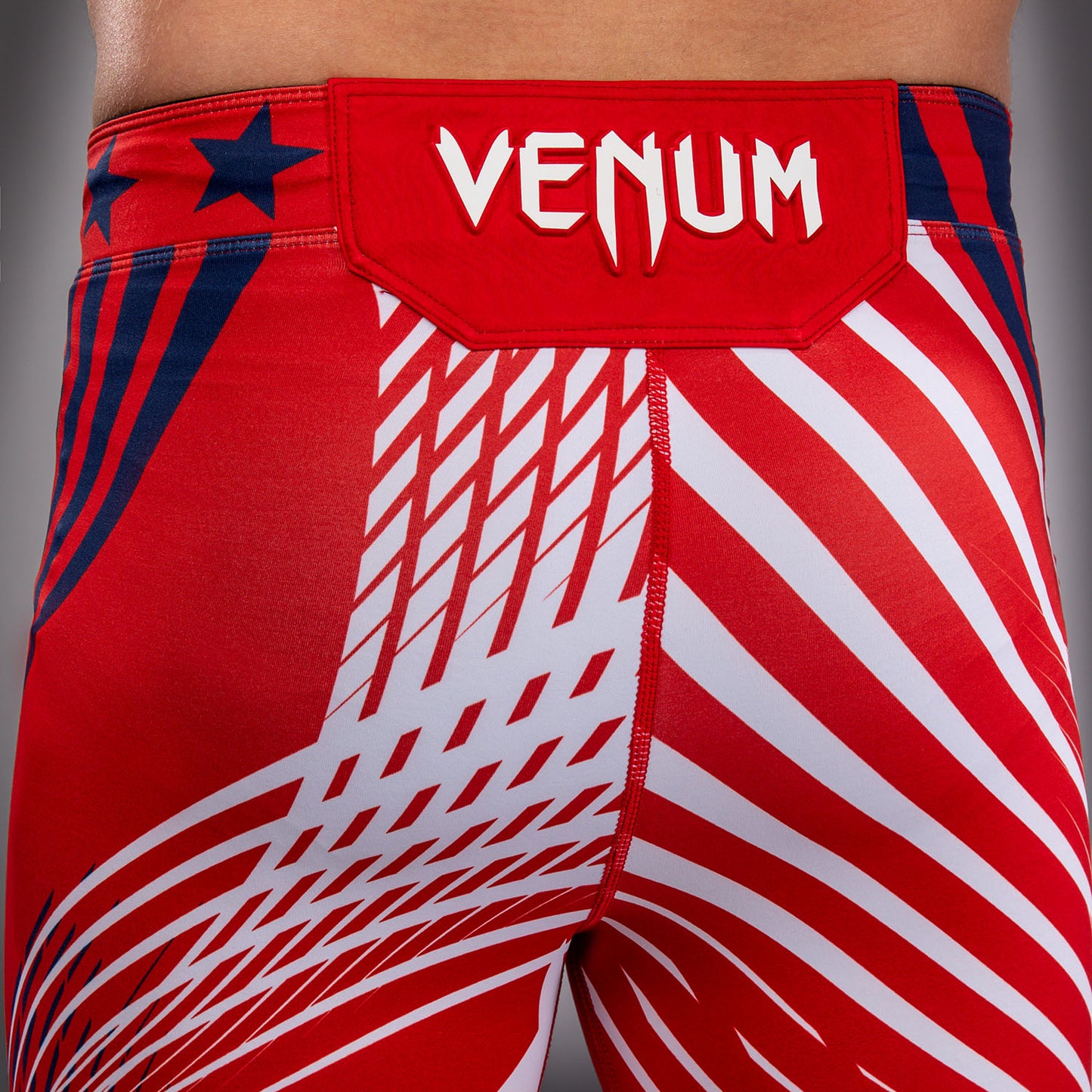 Official UFC Freedom 250 by Venum 男士 Authentic Fight Night Vale Tudo 紧身格斗短裤 - 红色