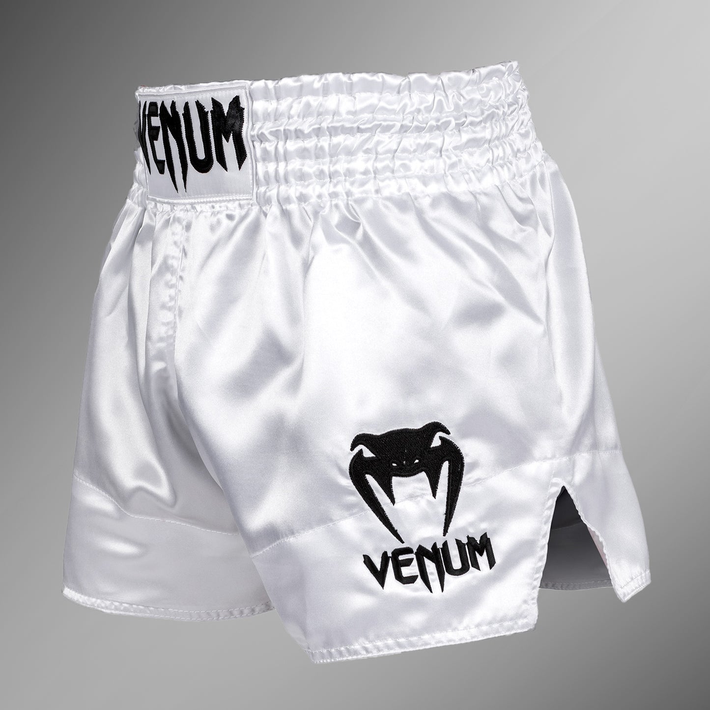 Venum Classic 泰拳短裤 – 白色/黑色