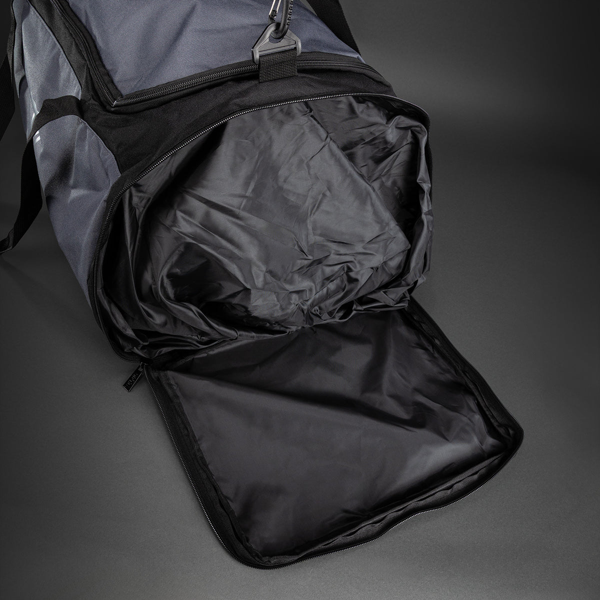 Venum Essential 运动包（37L）- 灰色/黑色