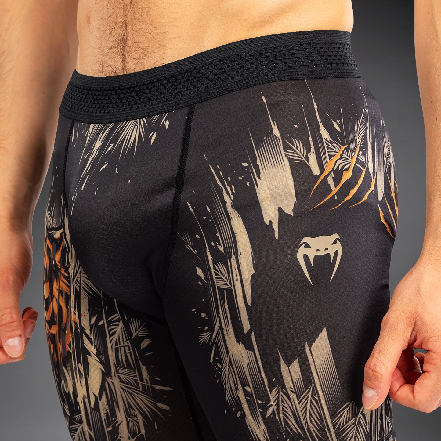 Venum Tiger 男士综合格斗短裤 – 黑色/荧光橙