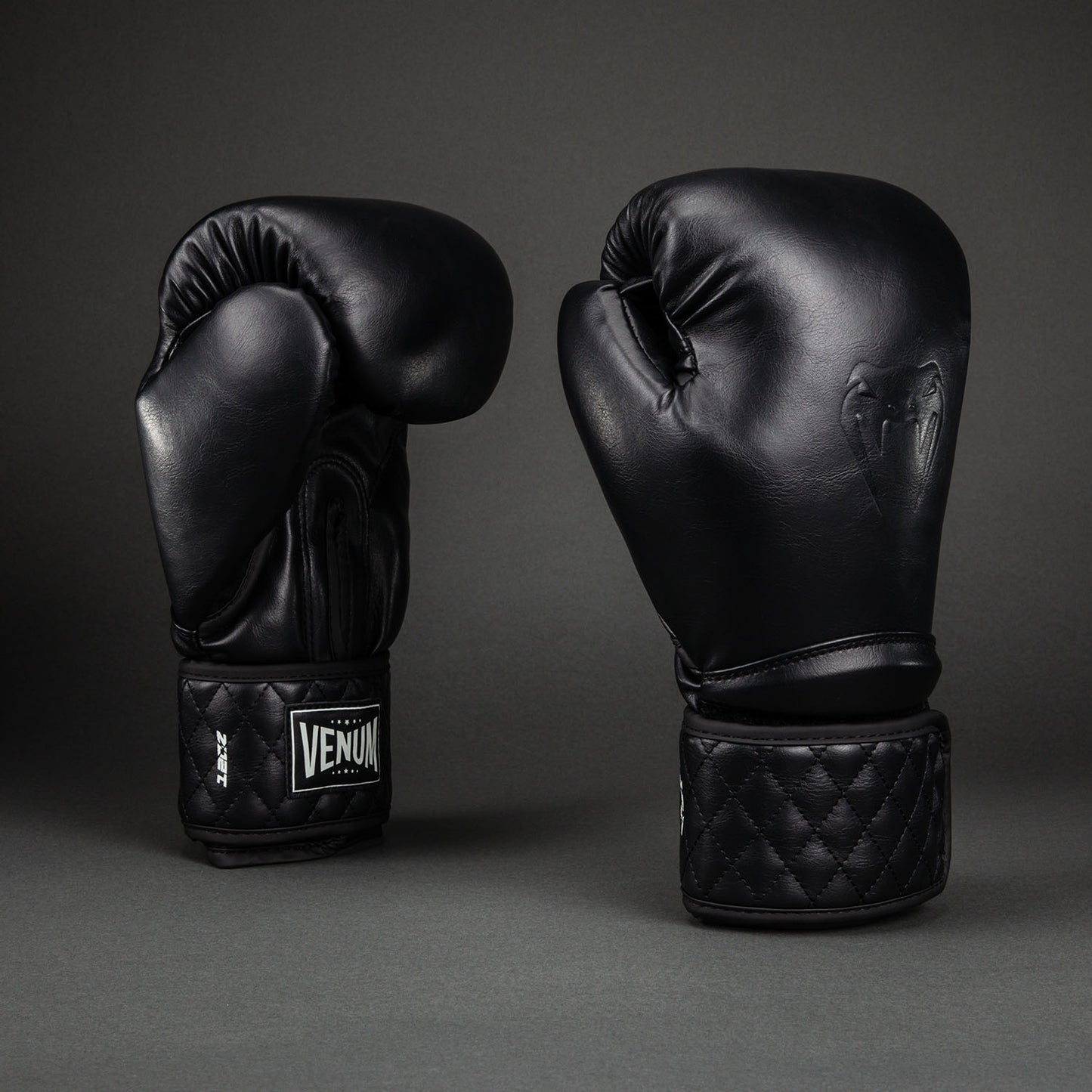 Venum Impact Classic 拳击手套–黑色