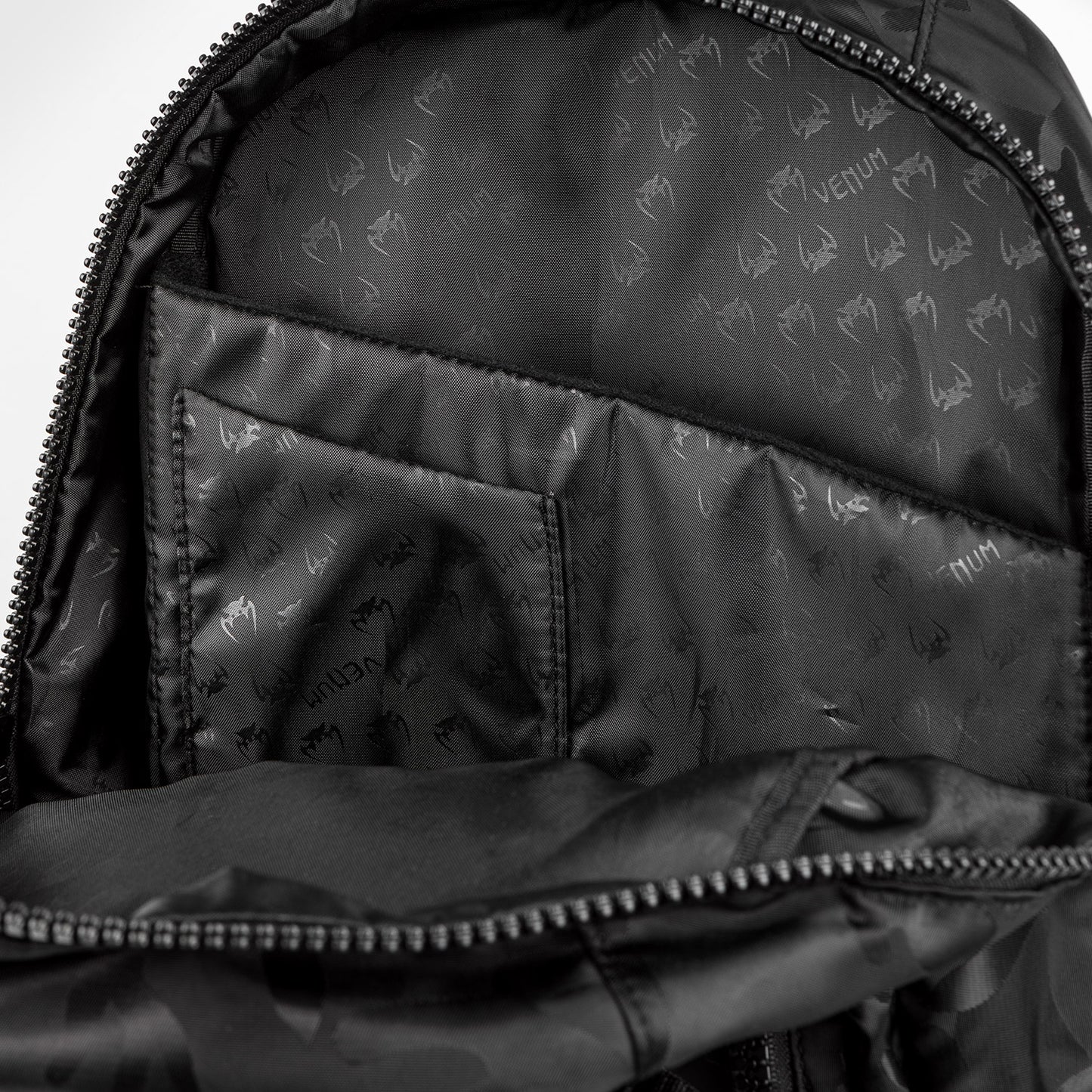 Venum Challenger Pro 背包 (20-25L) – 黑色/深迷彩