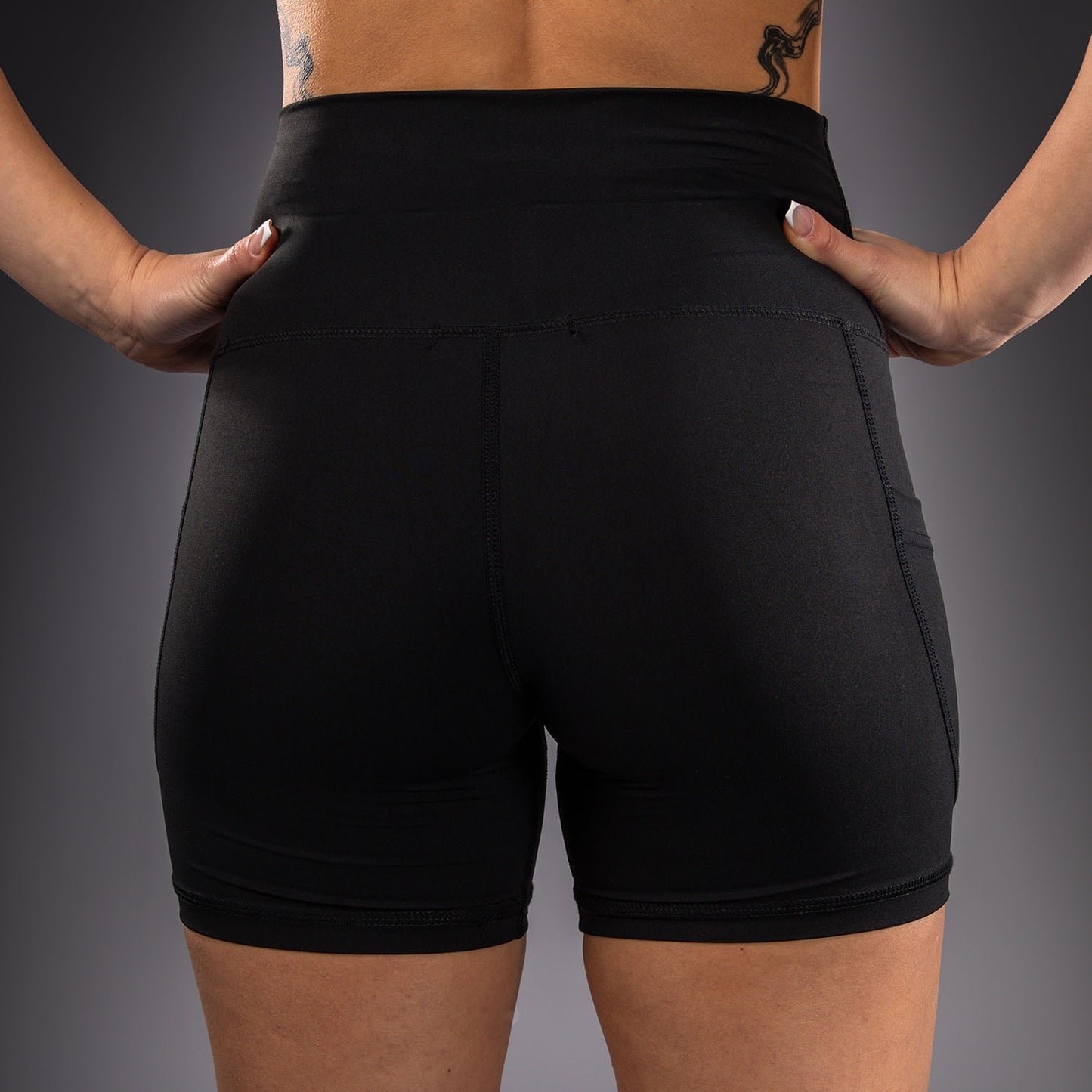Venum Essential 女士格斗短裤 – 黑色