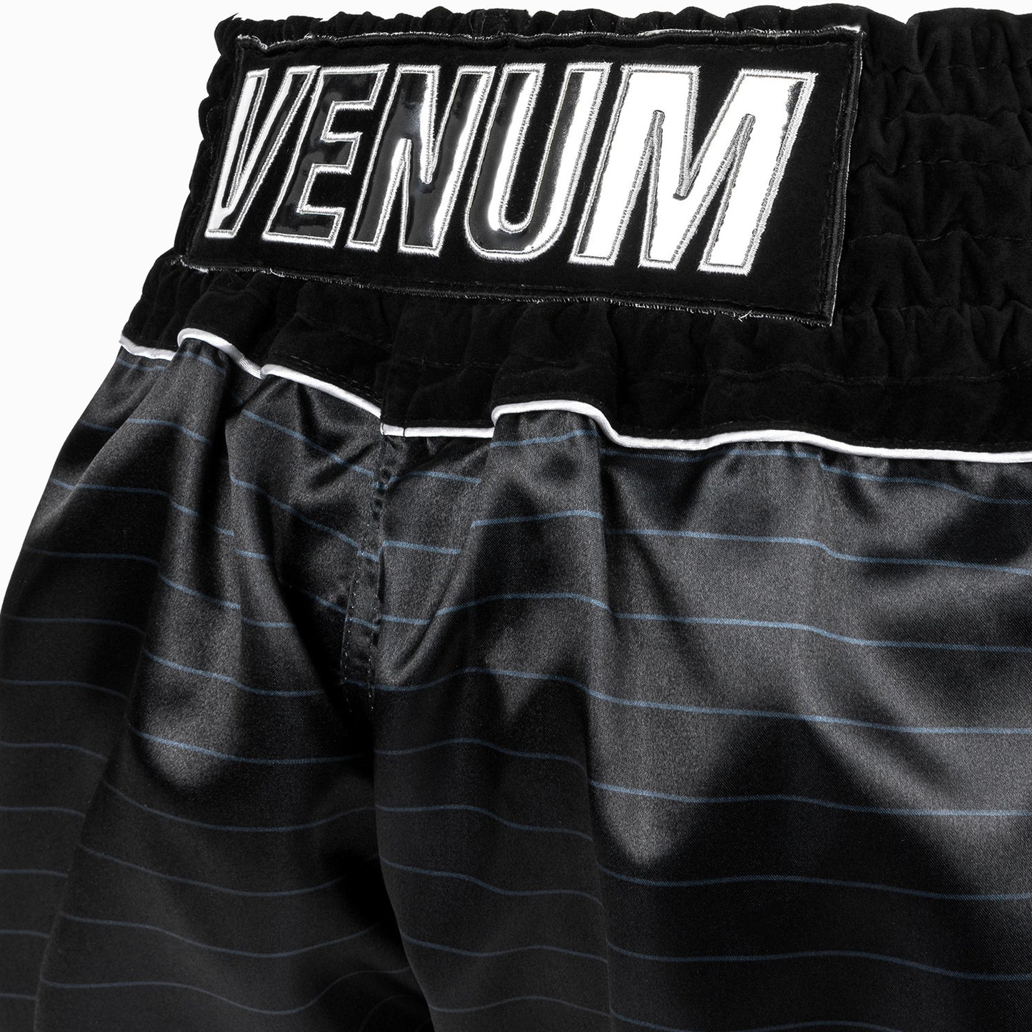 Venum Attack 泰拳短裤 – 黑色/银色