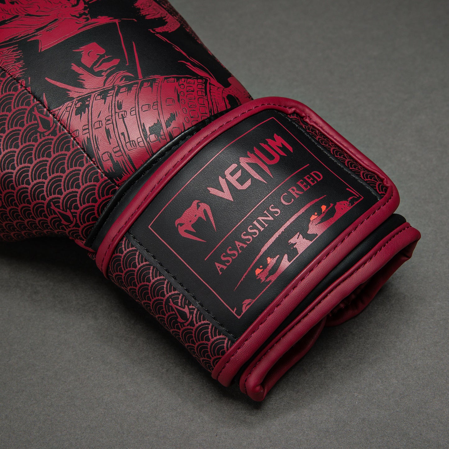 Venum x Assassin's Creed Shadows 拳击手套 – 酒红色/黑色