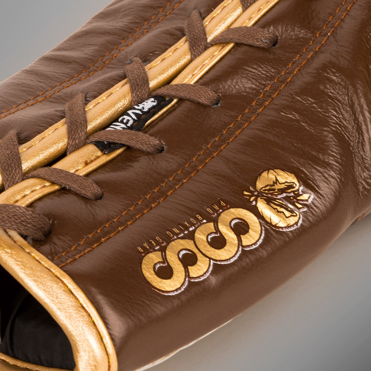 Venum Coco Monogram Pro 系列系带拳击手套 – 棕色