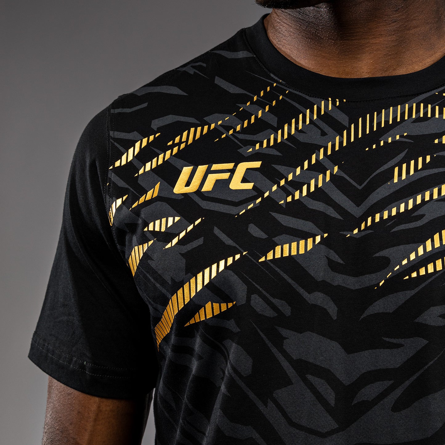 UFC Fusion by Venum 男士款复制短袖T恤 – 冠军