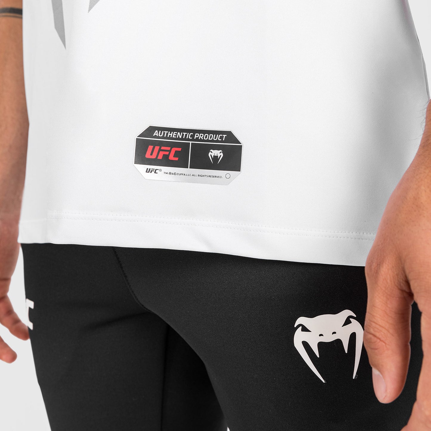 UFC Venum Authentic Fight Night 2.0 Kit 男士款出场球衣 – 白色