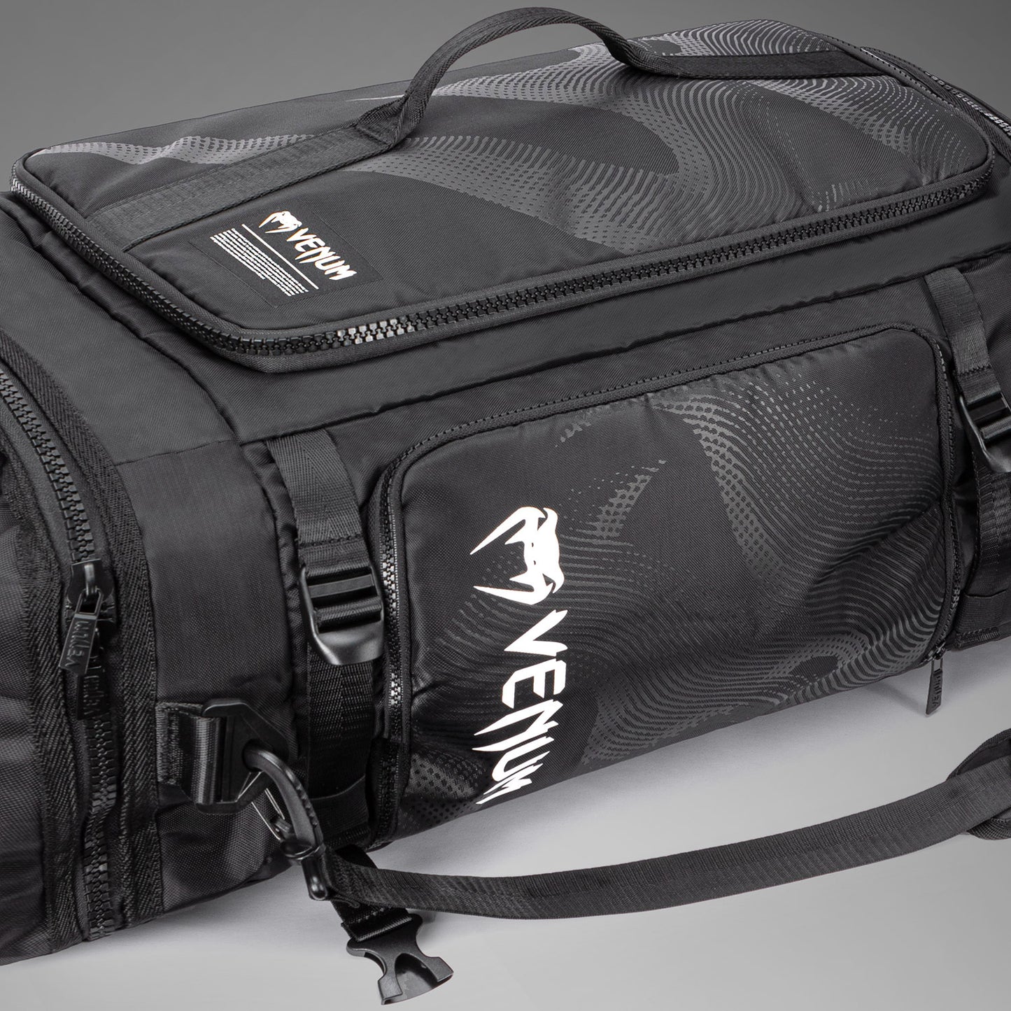 Venum Shockwave 可转换运动包（48L）– 黑色