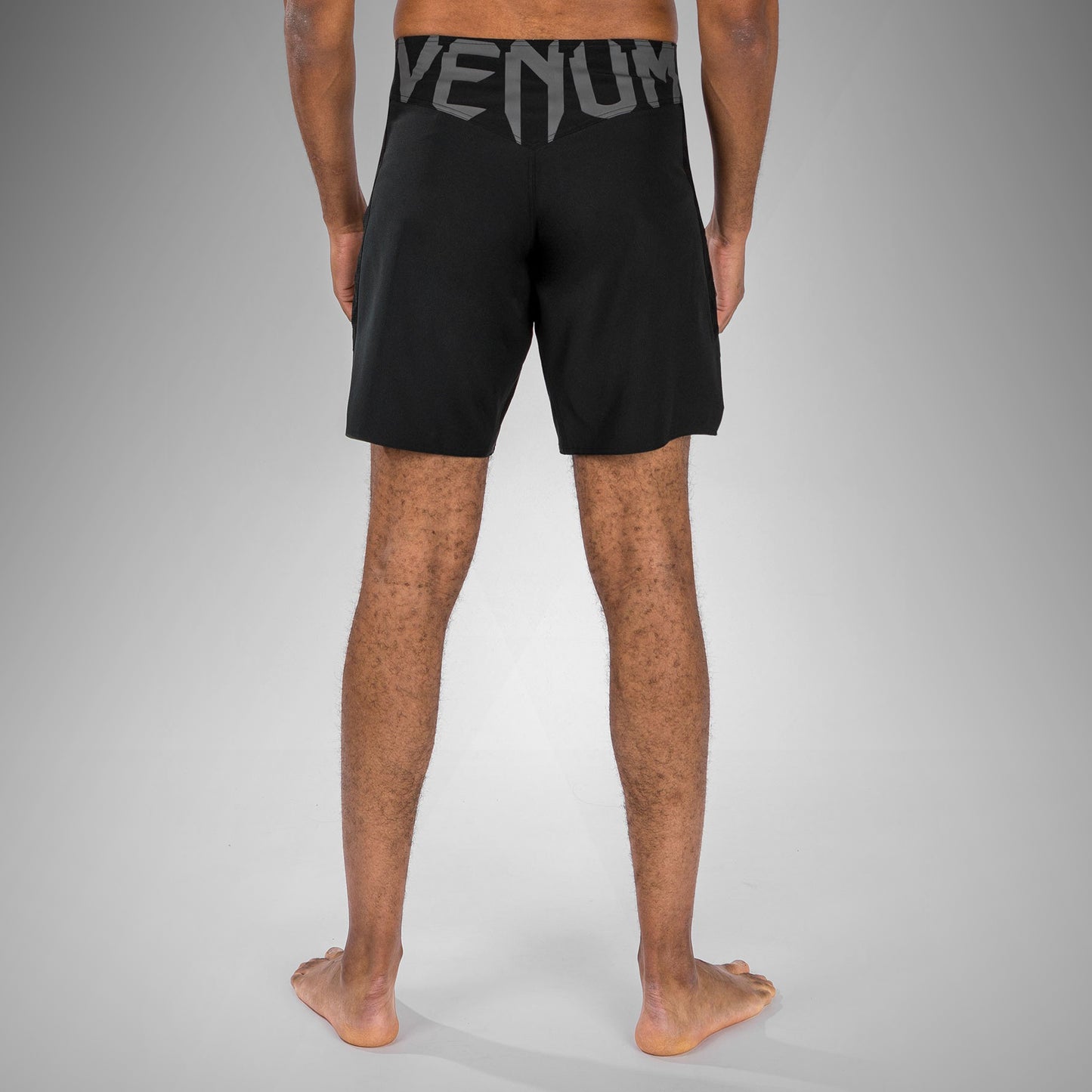 Venum Light 5.0 格斗短裤 – 黑色/白色