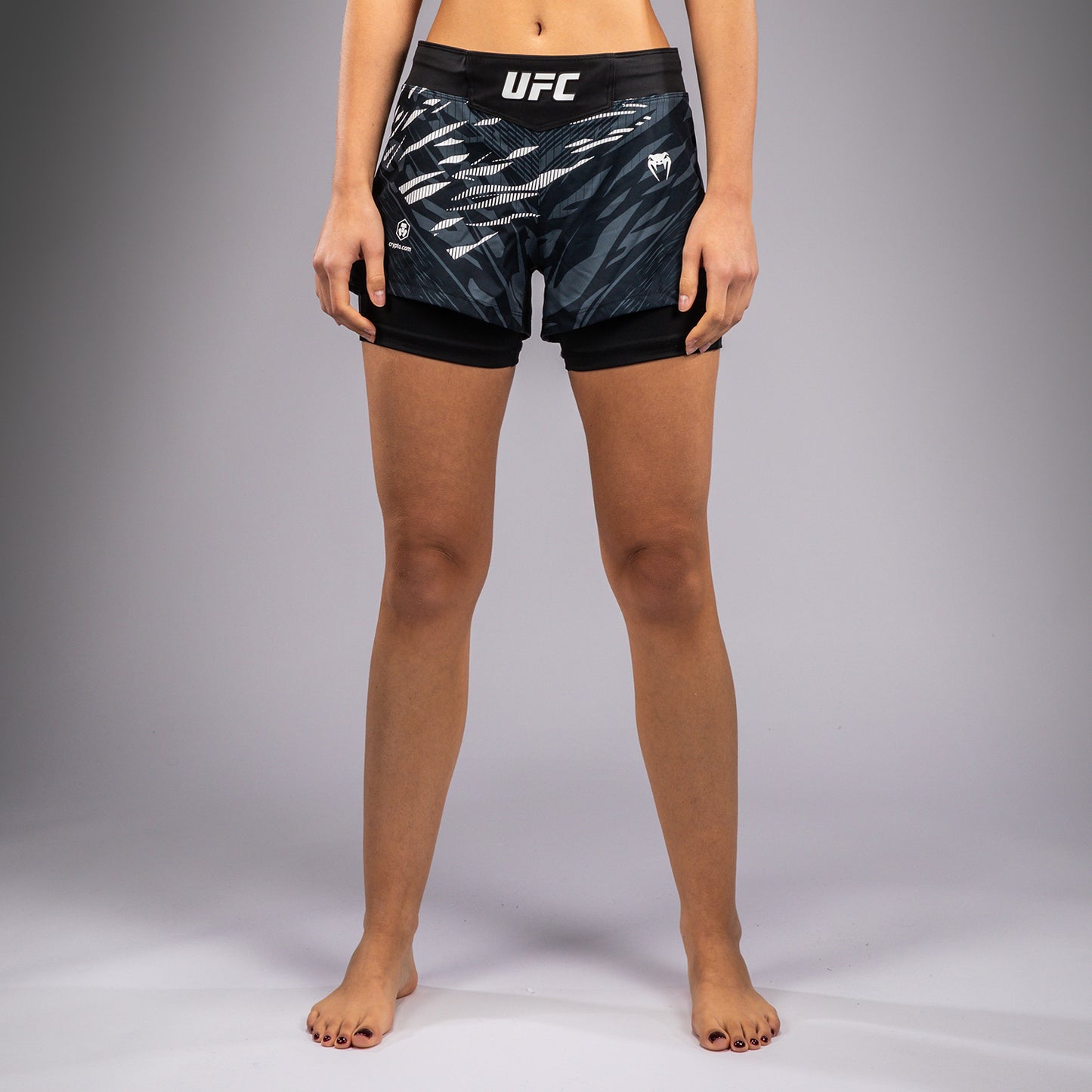 UFC Fusion by Venum Authentic Fight Night 女士格斗短裤 – 黑色