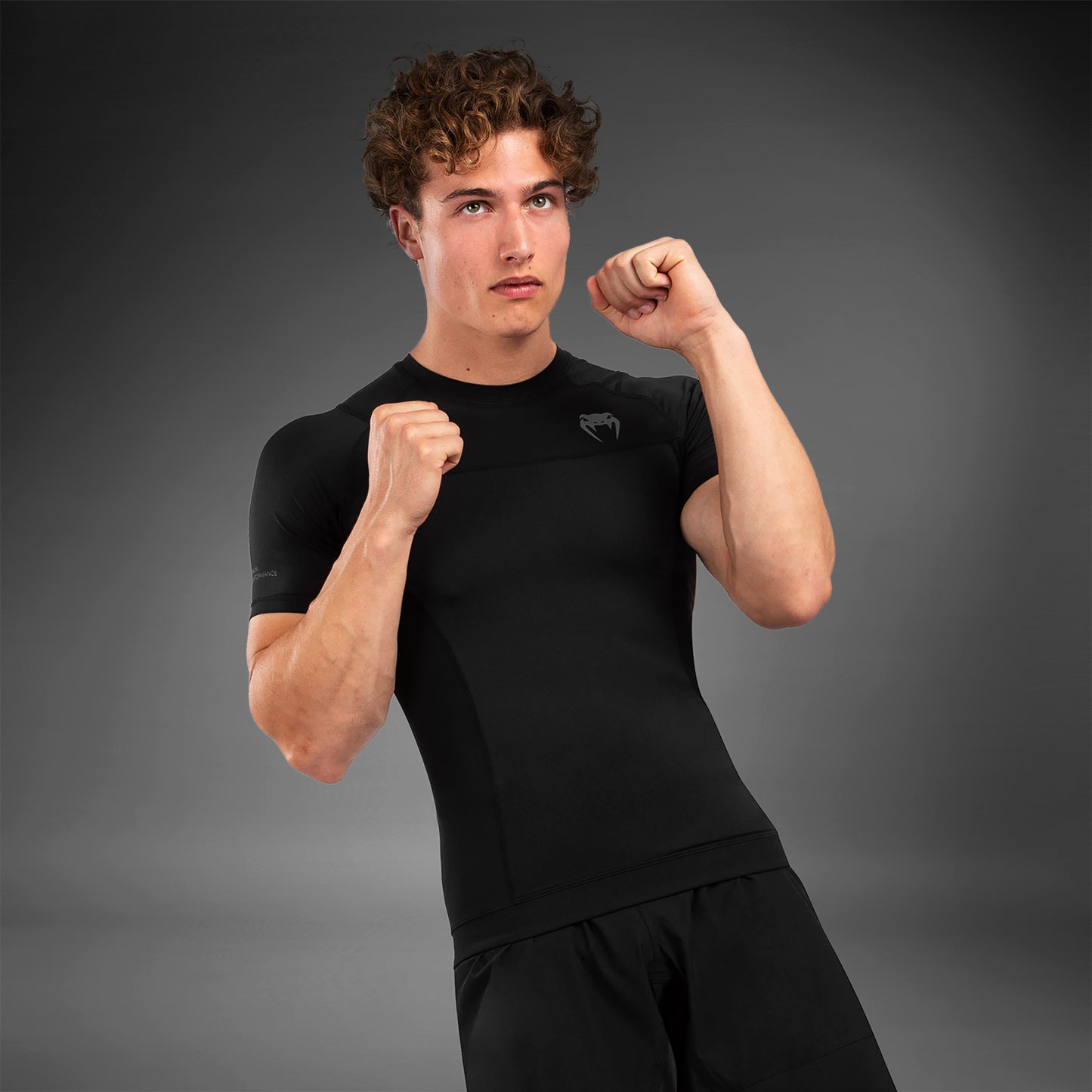 Venum G-Fit Air 紧身防磨衣短袖 – 黑色