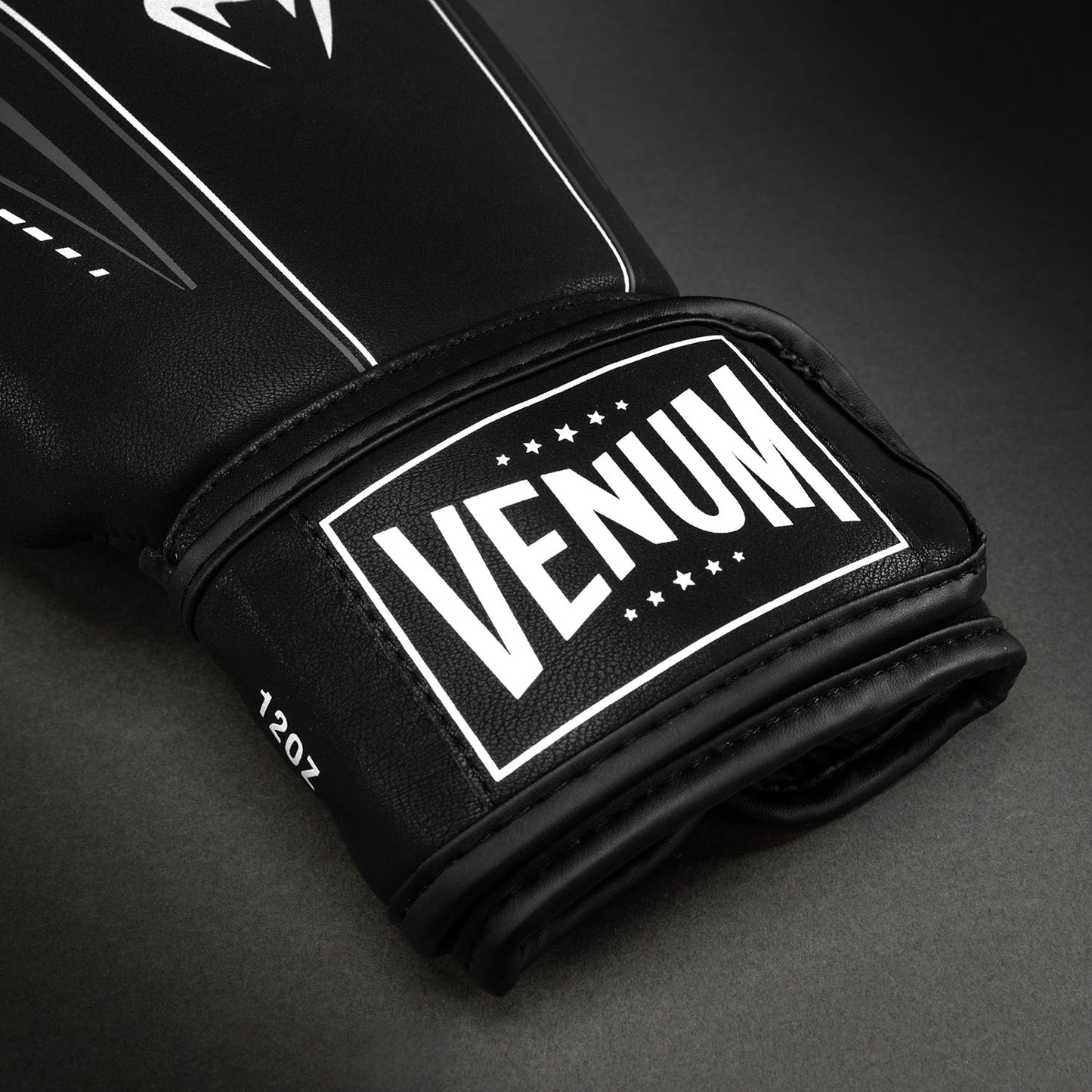Venum Streamline 拳击手套 – 黑色/白色