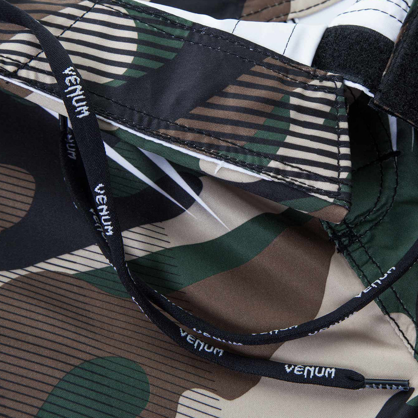 Venum Camo Hero 格斗短裤 – 绿色/棕色