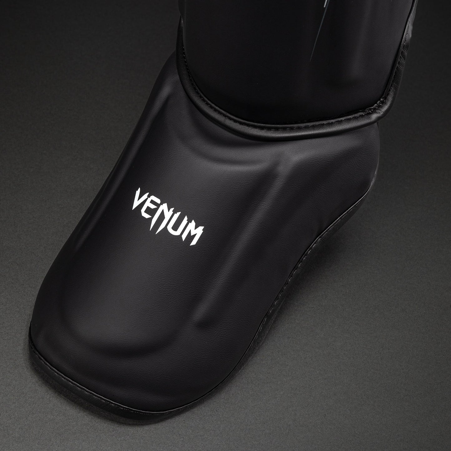 Venum Streamline 护胫 – 黑色/白色