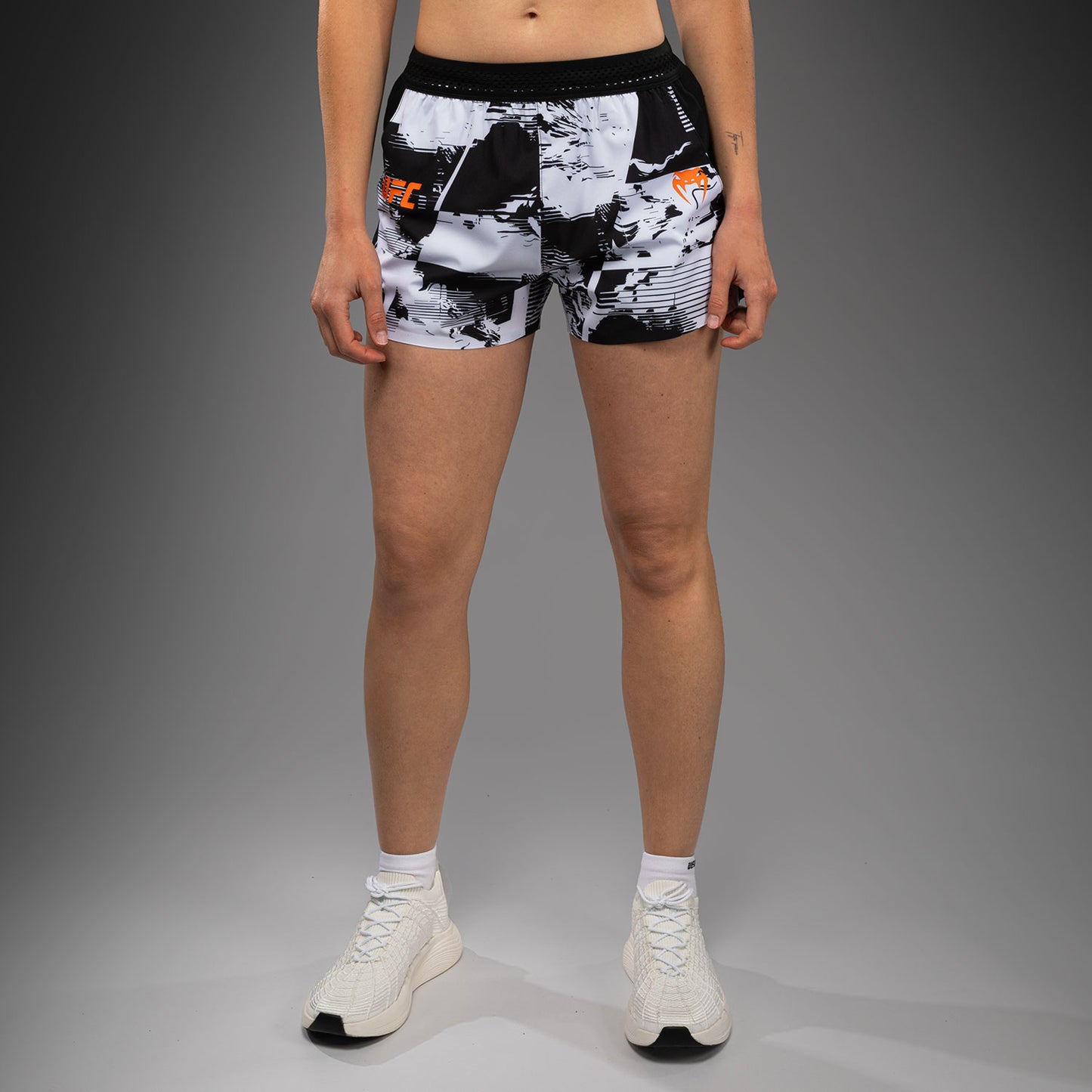 Venum UFC Zenith Authentic Fight Week 女士高性能短裤 – 白色