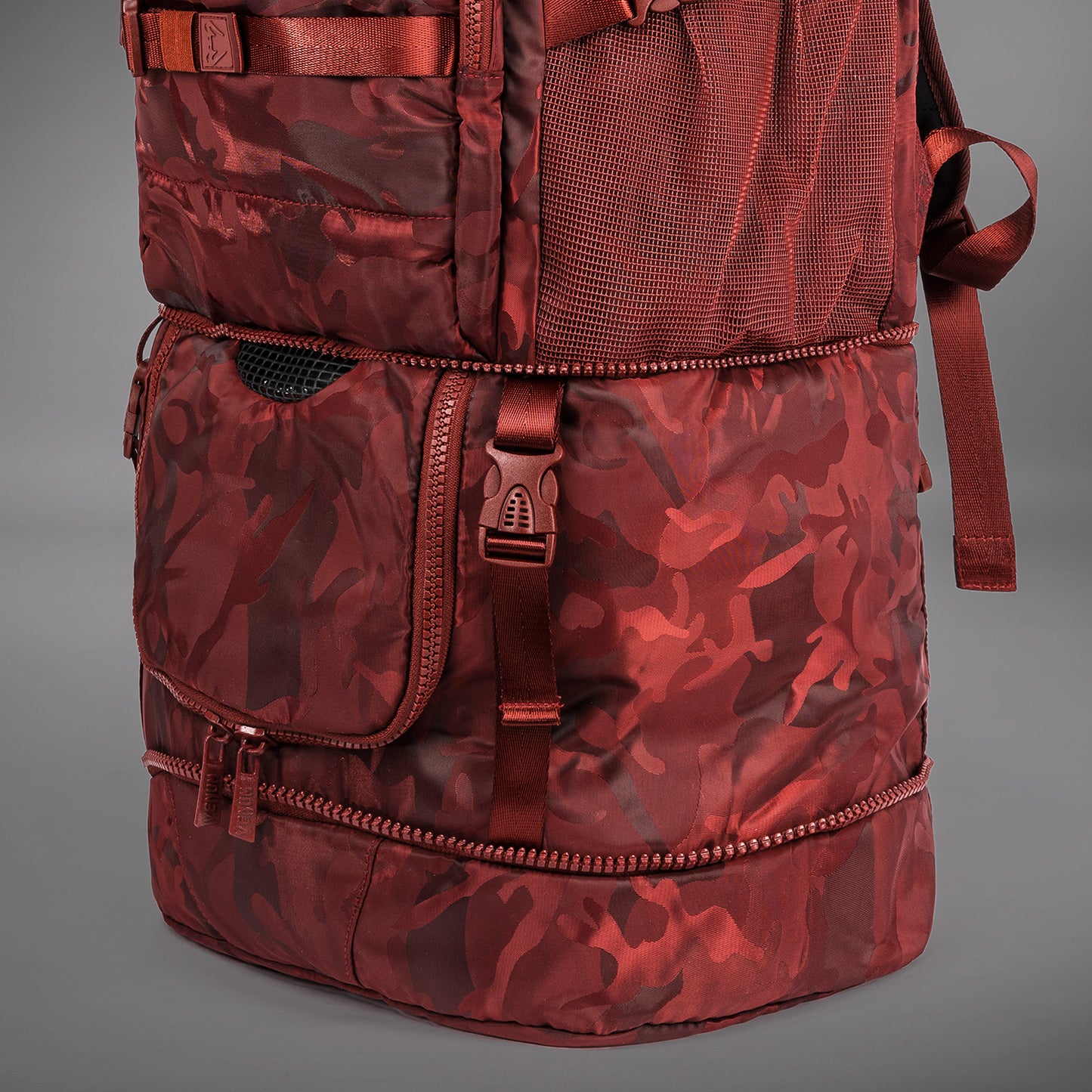 Venum Challenger Xtrem 背包 (50-63L) – 迷彩色/酒红色