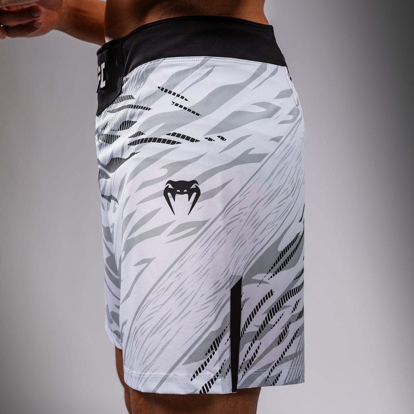 UFC Fusion by Venum Authentic Fight Night 男士格斗短裤 – 短款 – 白色