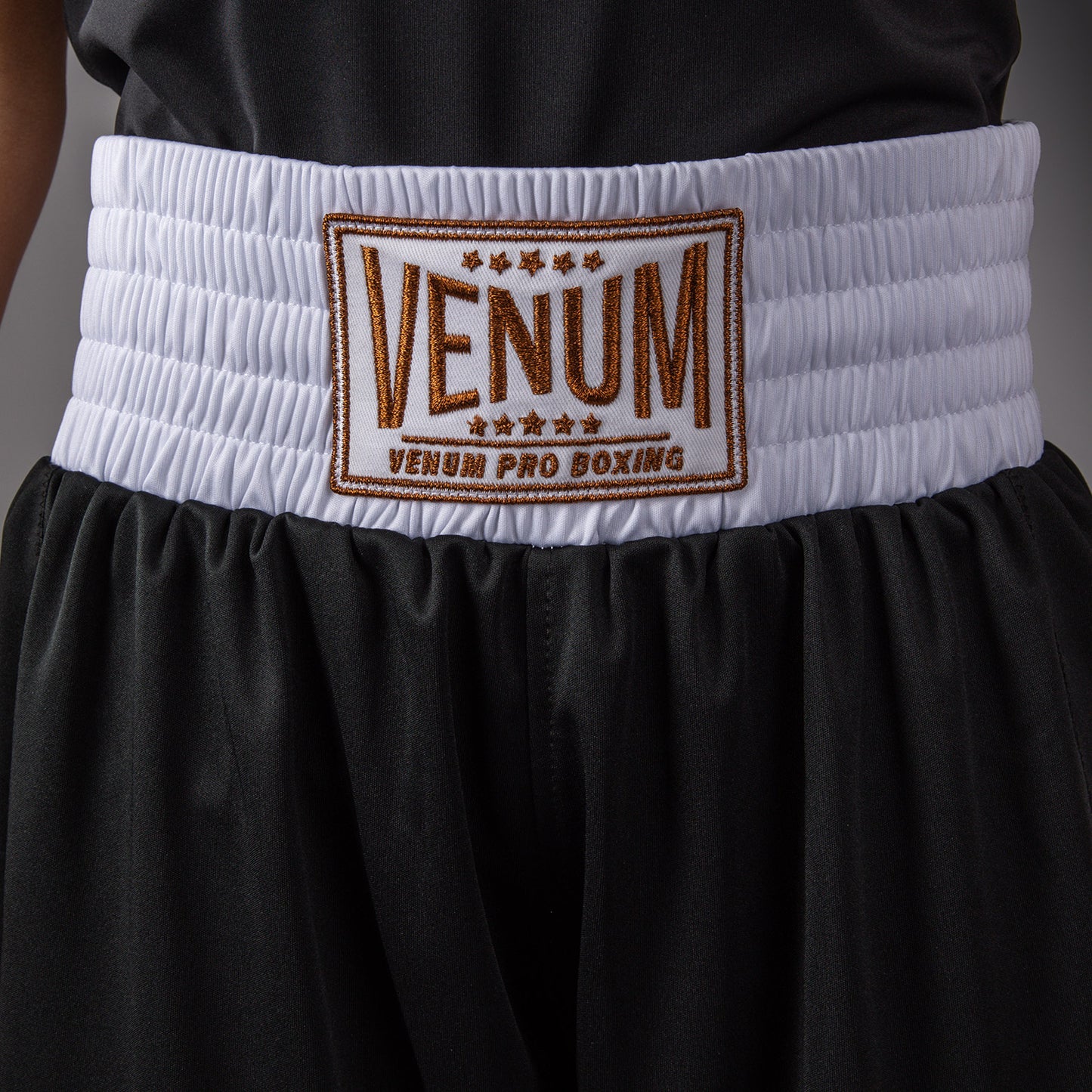Venum Classic 儿童拳击短裤 – 黑色/金色