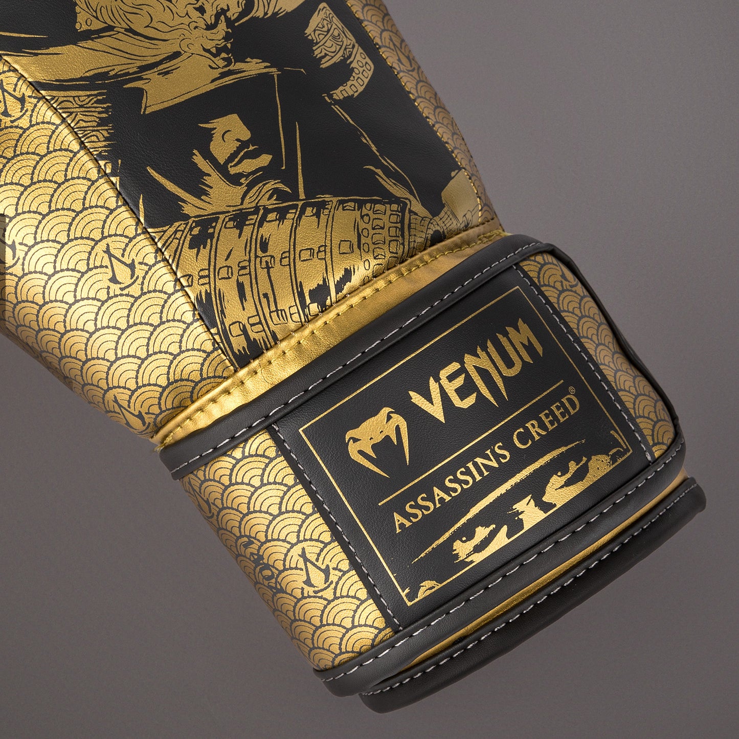 Venum x Assassin's Creed Shadows 拳击手套 – 黑色/金色
