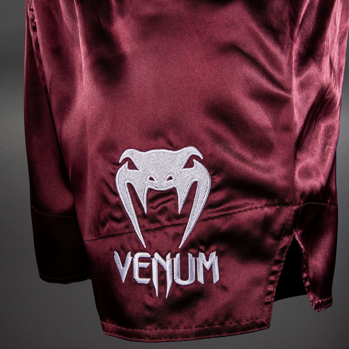 Venum Classic 泰拳短裤 – 酒红色
