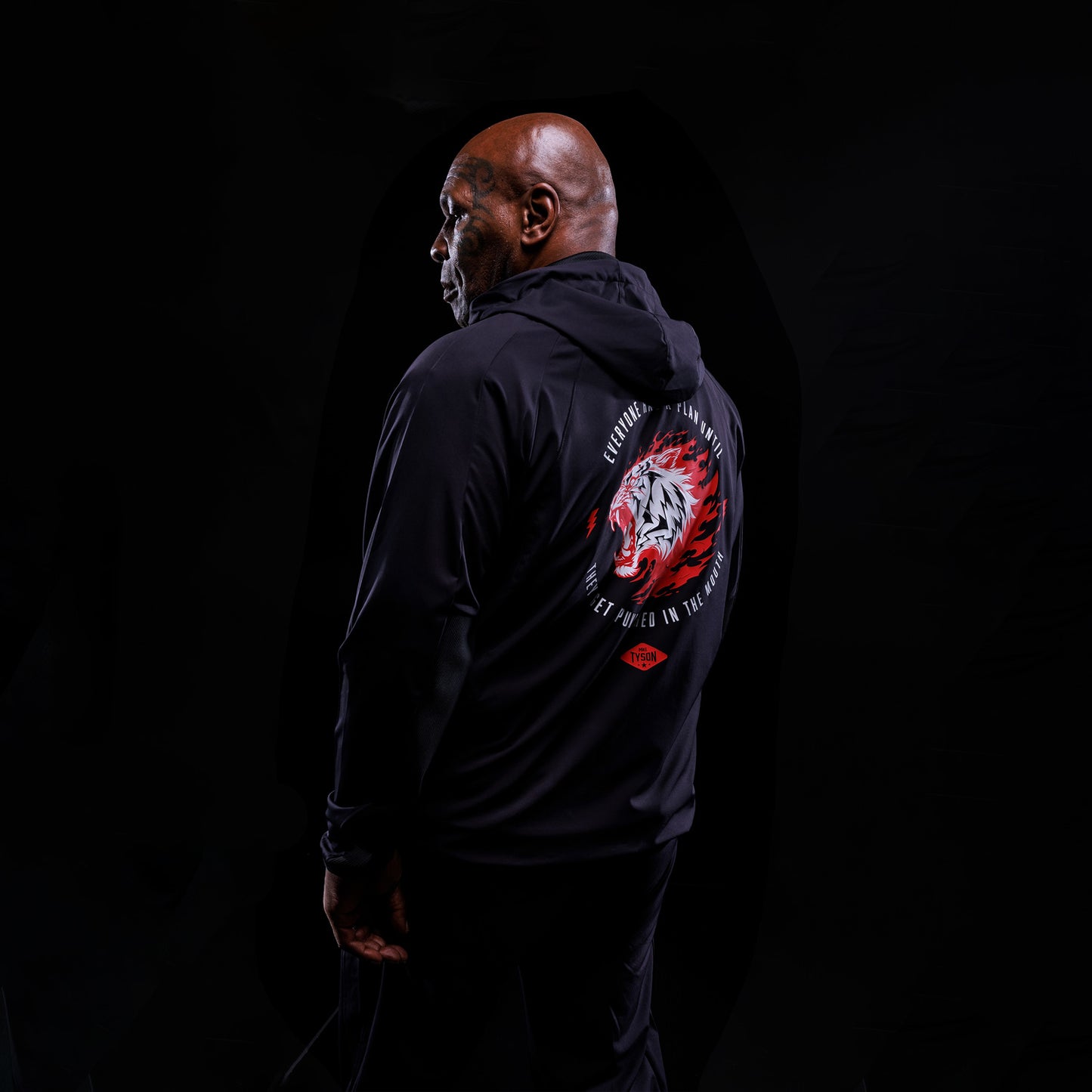 Venum x Mike Tyson: Tiger 运动夹克 – 深黑色/强烈红色