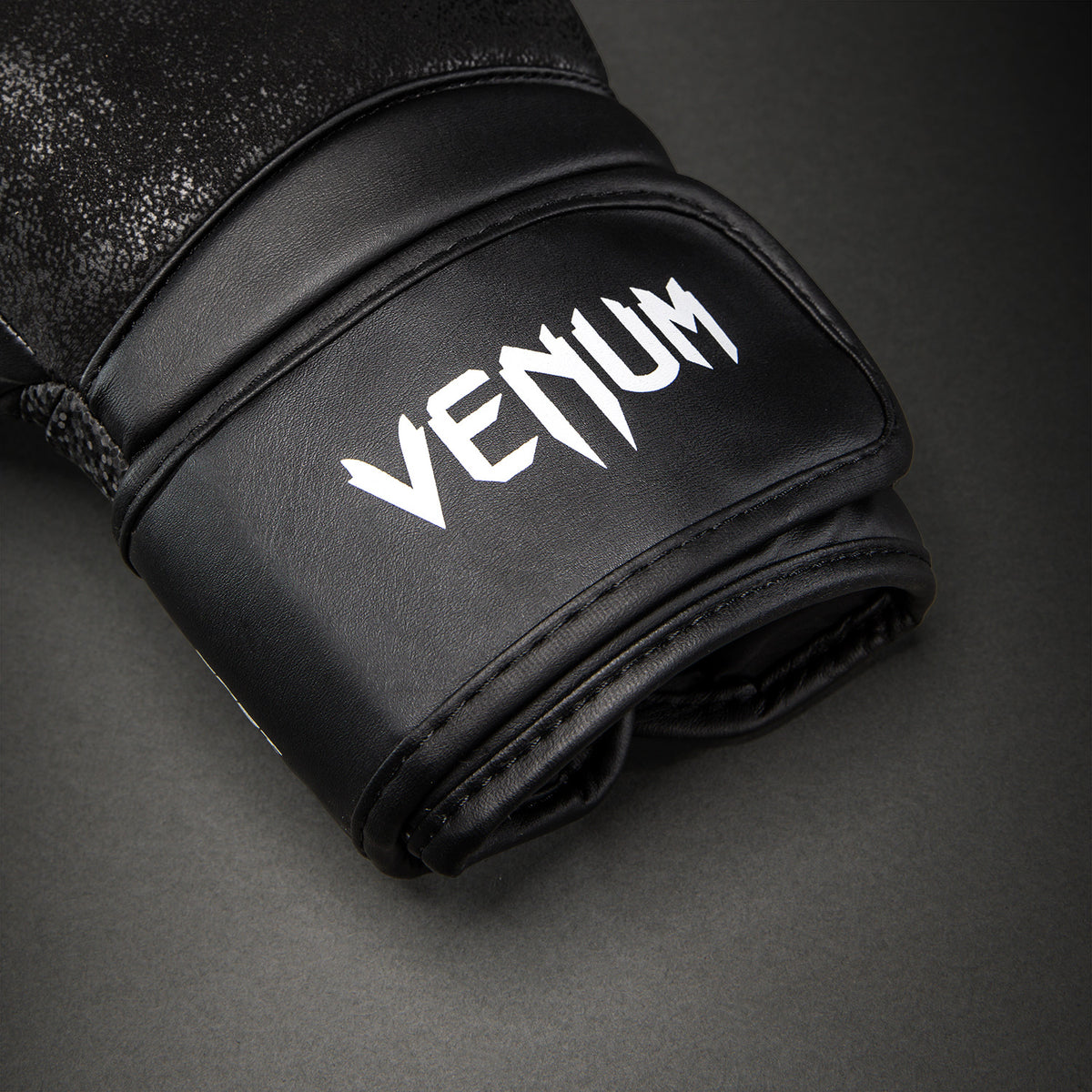 Venum Stone 2.0 拳击手套 - 黑色