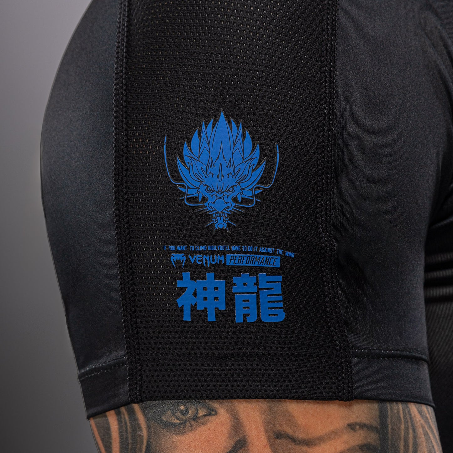 Venum Thunder Dragon 短袖紧身防磨衣 – 黑色–皇室蓝