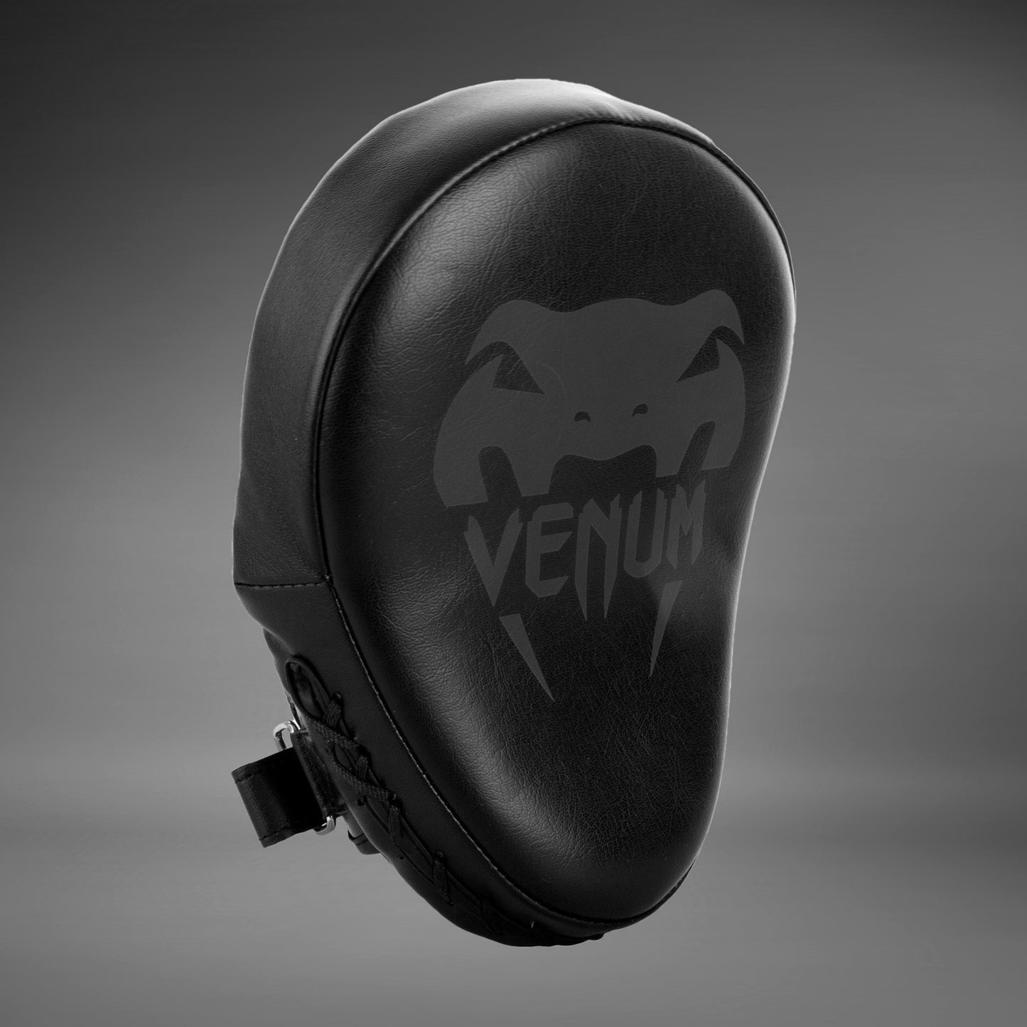 Venum Light Focus Mitts - 黑色/黑色（对）