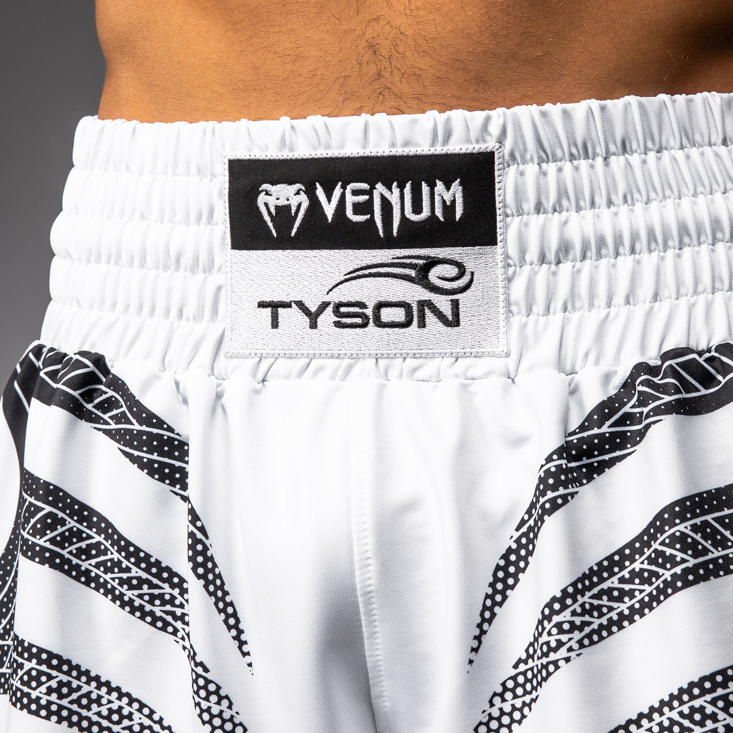 Venum x Mike Tyson: Tiger 拳击短裤 – 光学白色/深黑色