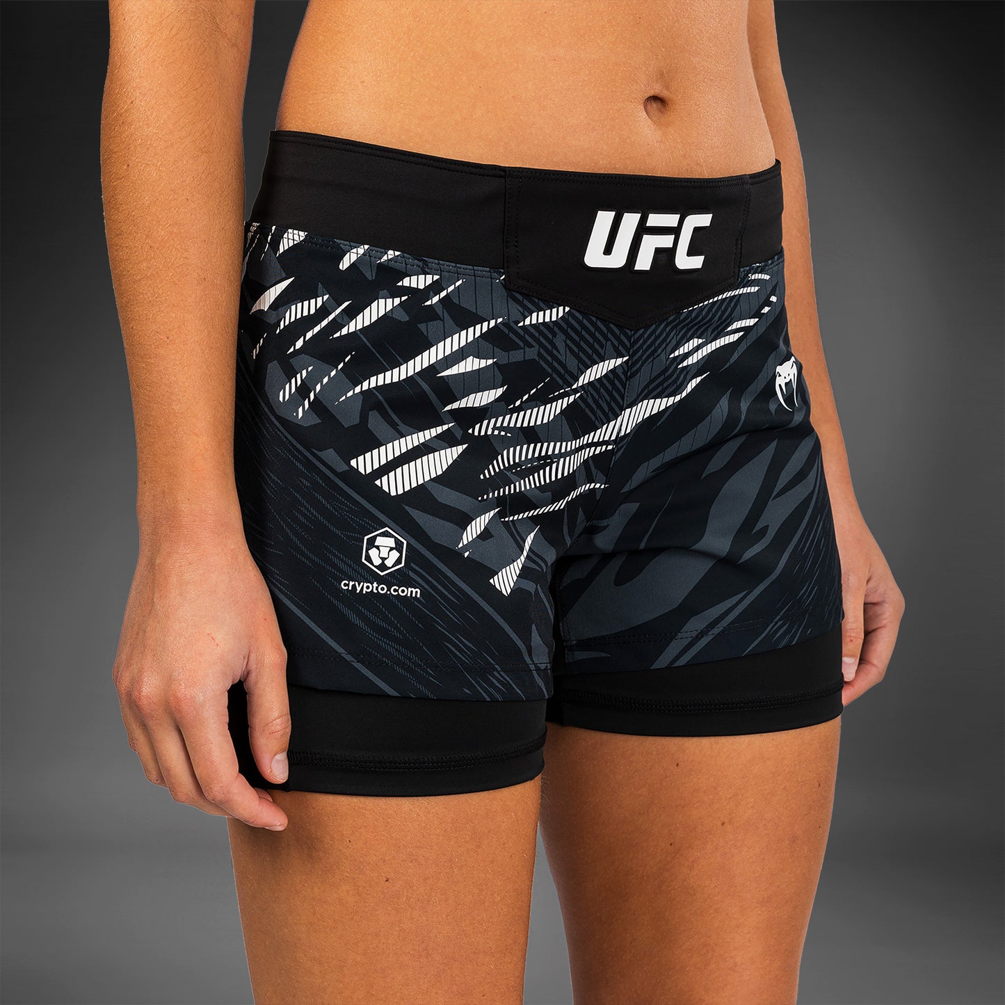 UFC Fusion by Venum Authentic Fight Night 女士格斗短裤 – 黑色