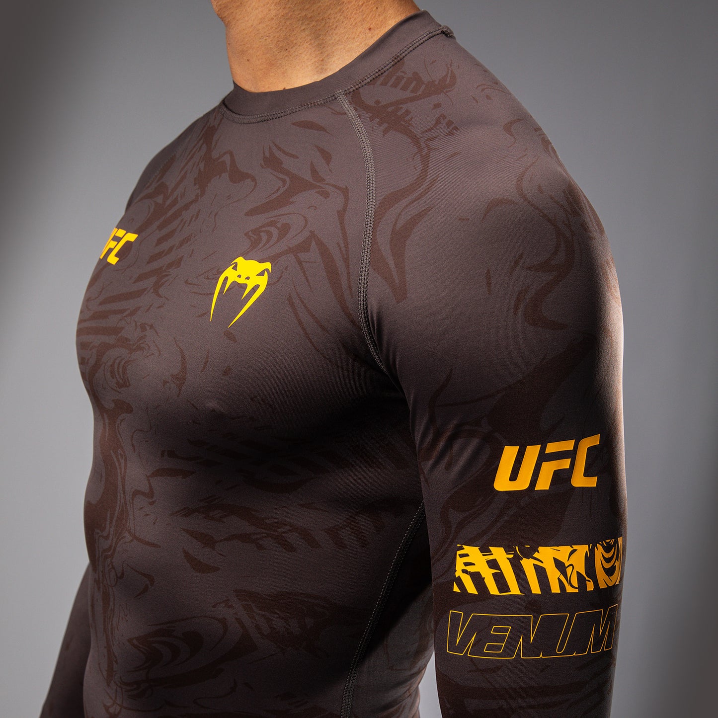 UFC Fusion by Venum Fight Week 男士长袖紧身防磨衣 – 沙色