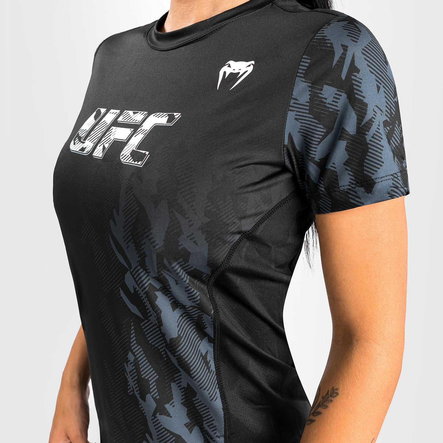 Venum UFC Authentic Fight Week 女士高性能短袖T恤 – 黑色