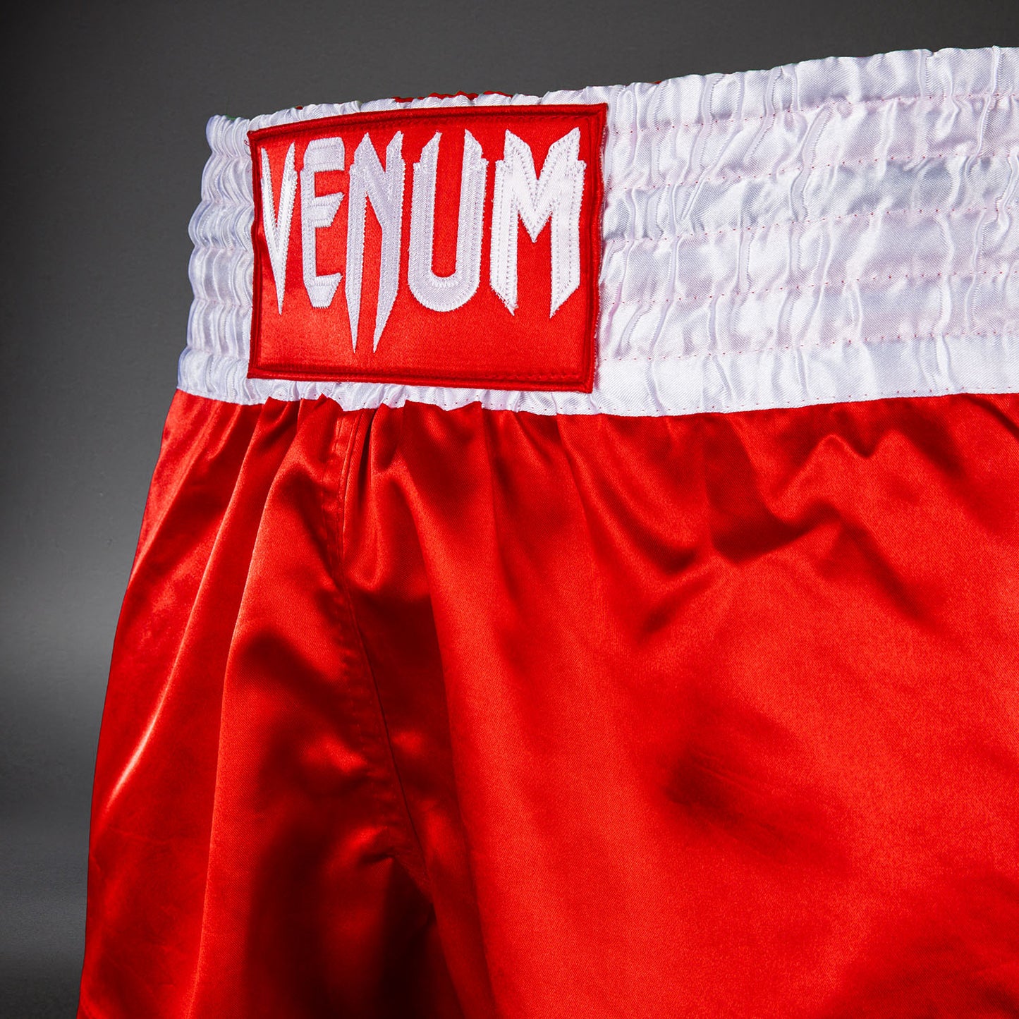 Venum Classic 泰拳短裤 – 红色