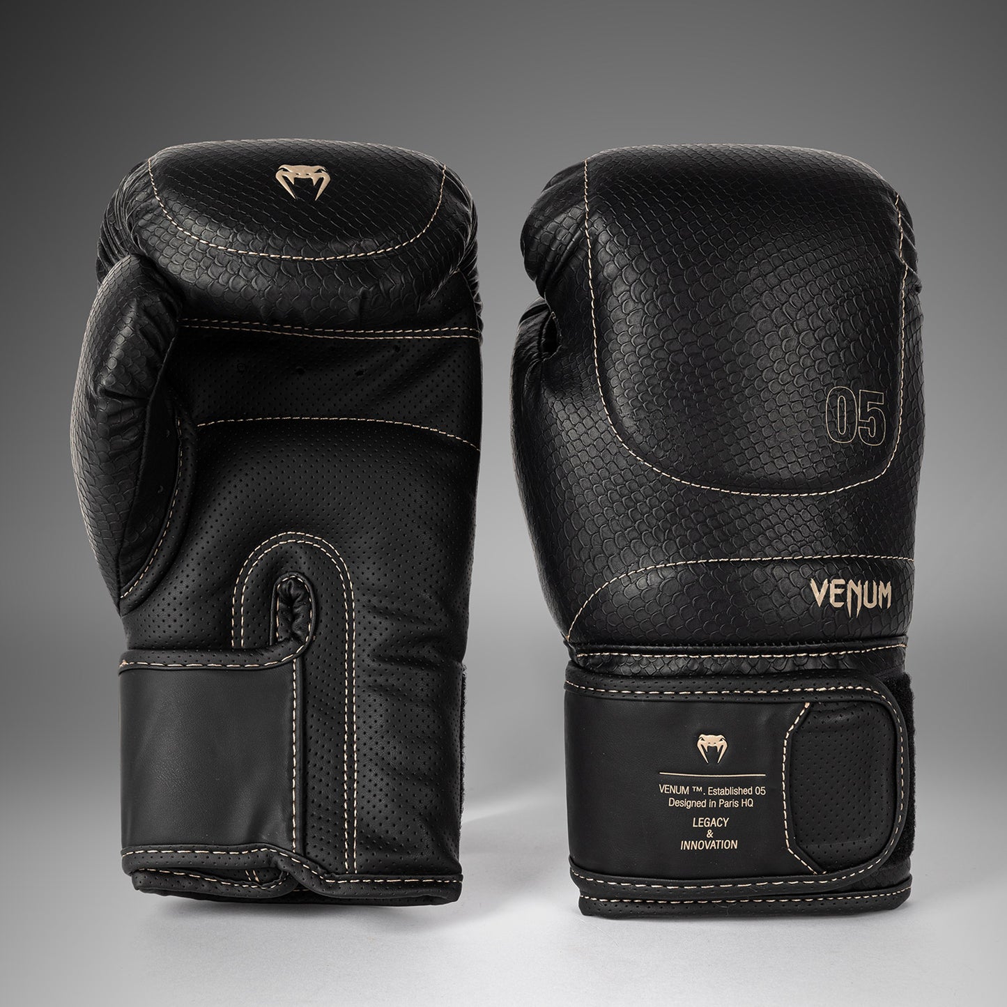 Venum Impact Evo Scales 拳击手套 – 黑色